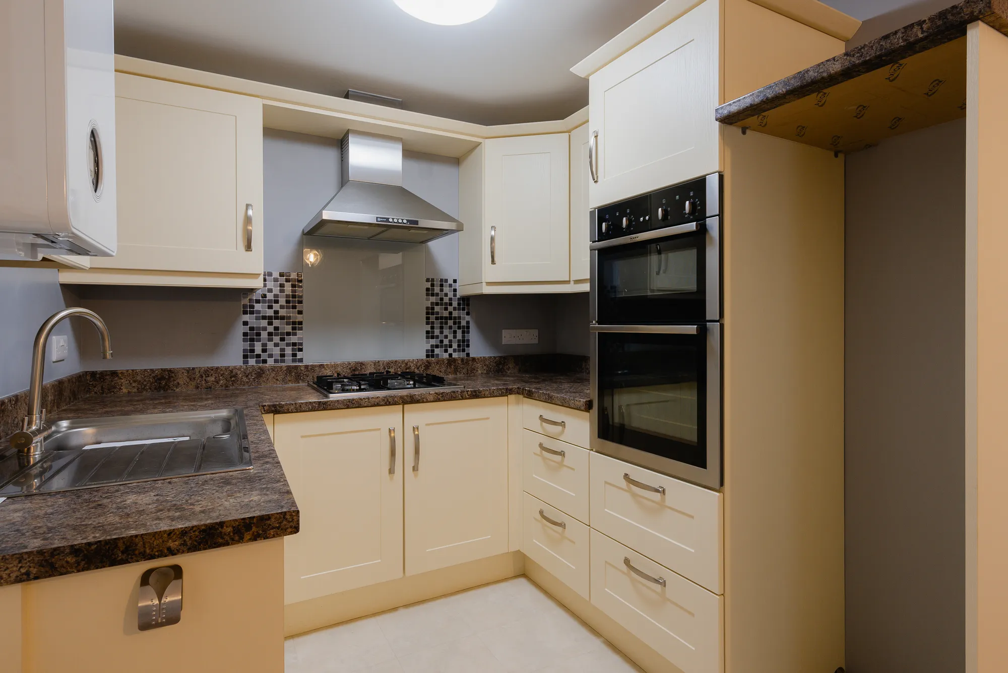 2 bed ground floor flat for sale in High Street, Crediton  - Property Image 2
