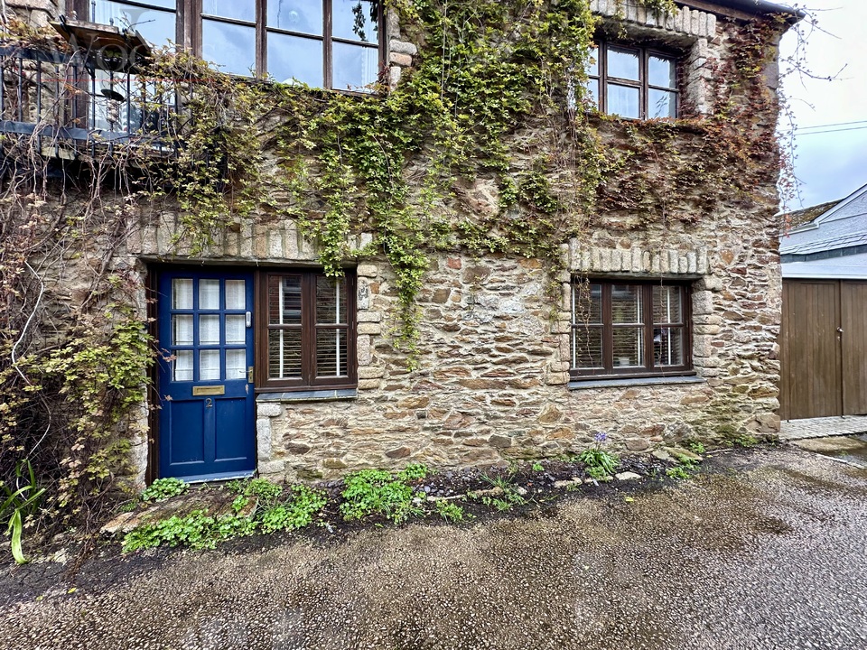 2 bed apartment for sale in Victoria Street, Totnes  - Property Image 1