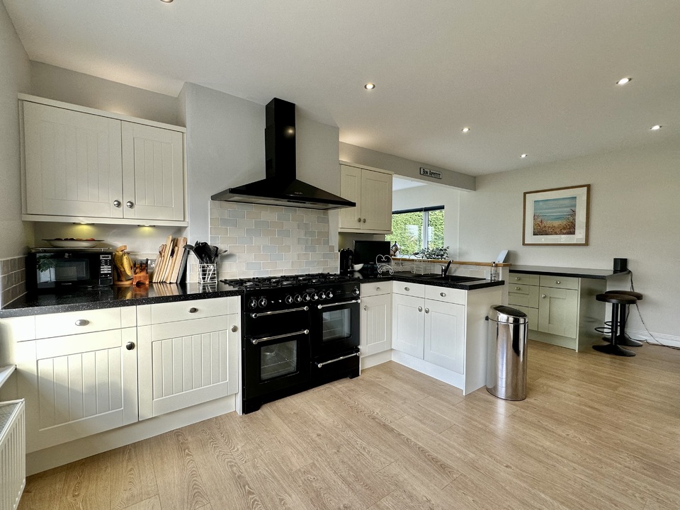 4 bed detached bungalow for sale in Kingsteignton, Newton Abbot  - Property Image 5