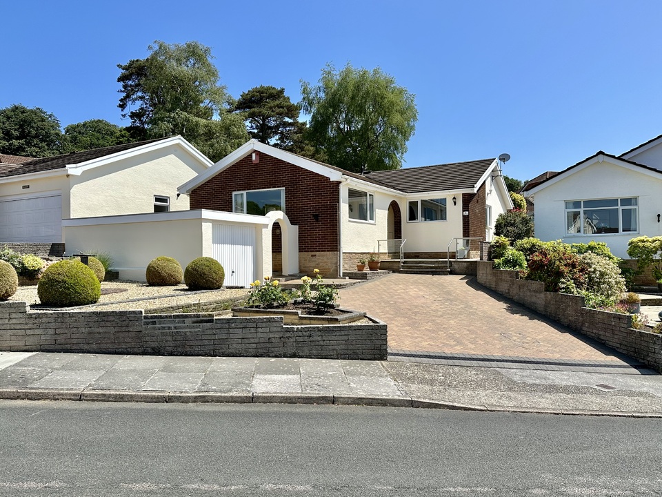 3 bed bungalow for sale in Aller Park, Newton Abbot  - Property Image 1