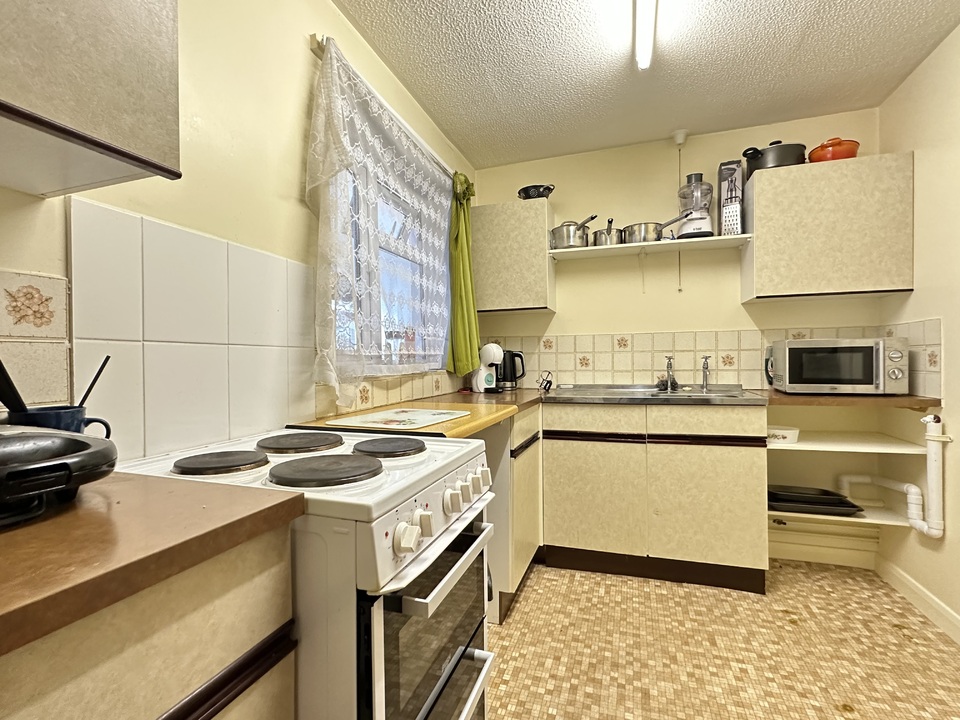 Studio flat for sale in Old Torquay Road, Paignton  - Property Image 2