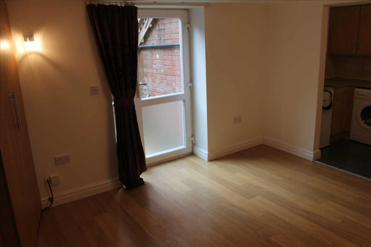 1 bed flat to rent in Park Road  - Property Image 3
