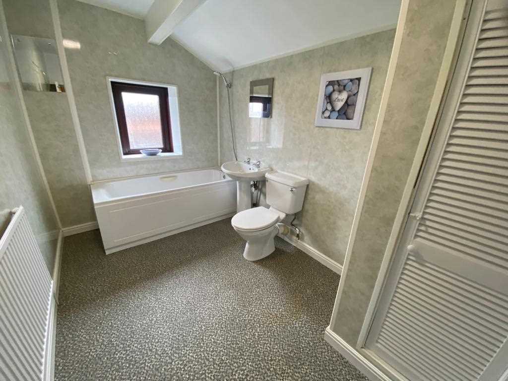 2 bed terraced house to rent in Railway Road  - Property Image 16