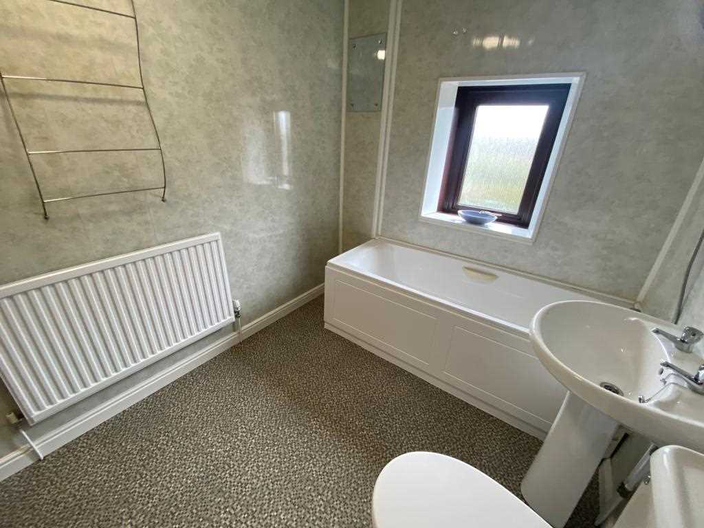 2 bed terraced house to rent in Railway Road  - Property Image 17