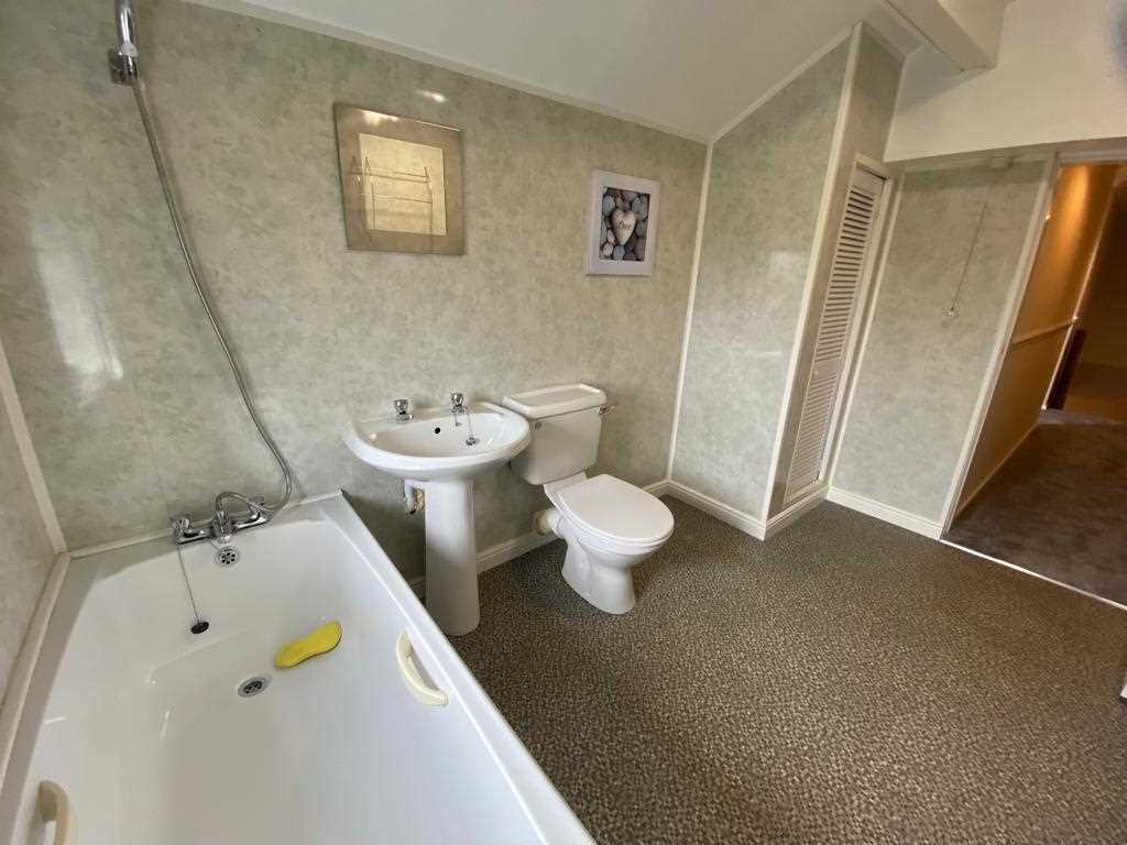 2 bed terraced house to rent in Railway Road  - Property Image 18