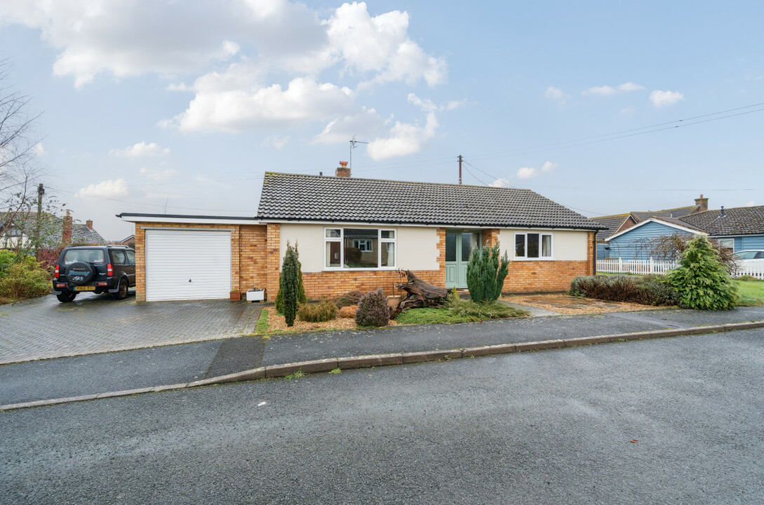 3 bed detached bungalow for sale in Orchard Close, Hereford  - Property Image 1