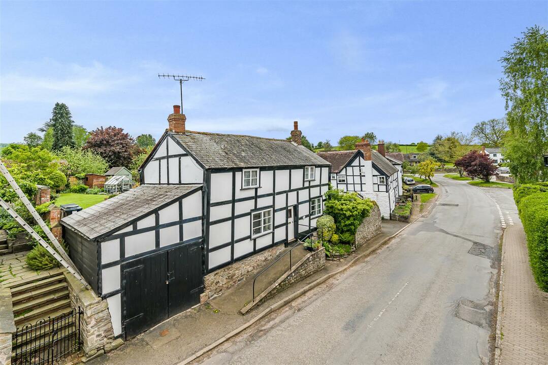 2 bed cottage for sale in Bell Square, Hereford  - Property Image 1