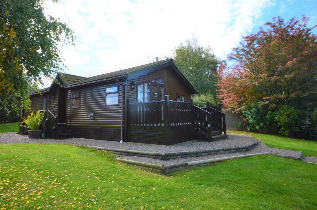 3 bed lodge for sale in Broxwood, Pembridge  - Property Image 16