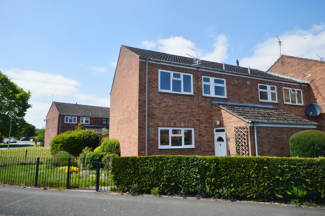 3 bed end of terrace house for sale in Cheaton Close, Leominster  - Property Image 1