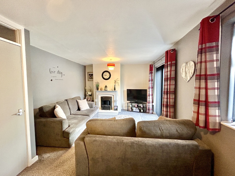 3 bed end of terrace house for sale in Cheaton Close, Leominster  - Property Image 2