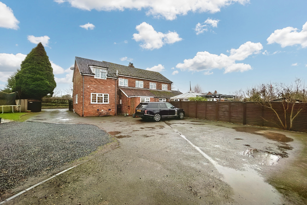 4 bed semi-detached house for sale in Shelwick, Hereford - Property Image 1