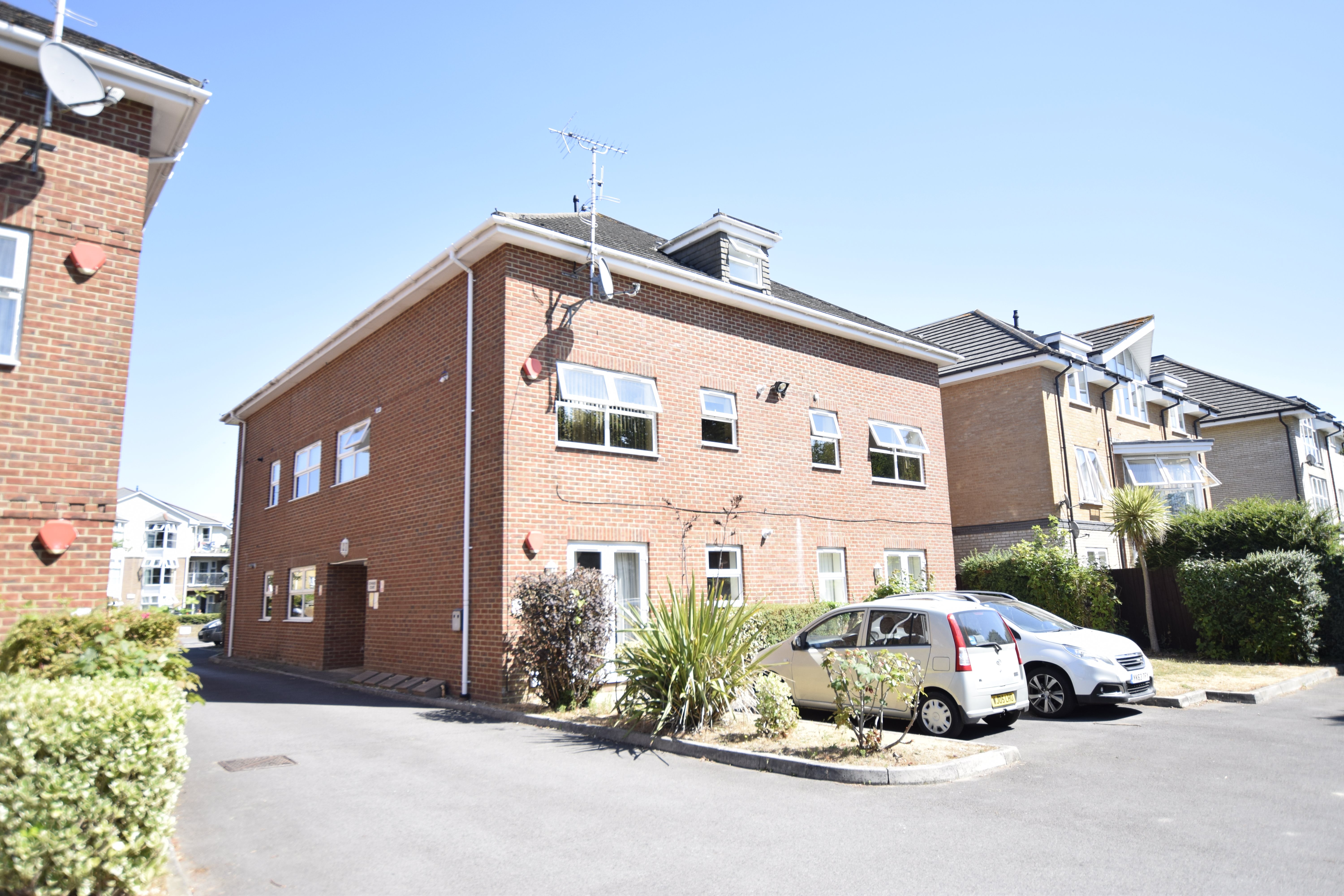 2 bed flat to rent in Richmond Park Road, Bournemouth  - Property Image 1