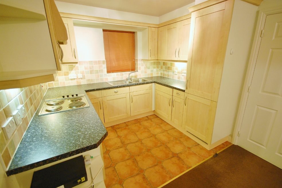 2 bed flat to rent in Whincroft Close, Ferndown  - Property Image 2