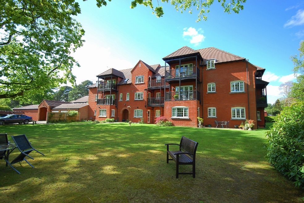2 bed flat to rent in Whincroft Close, Ferndown - Property Image 1