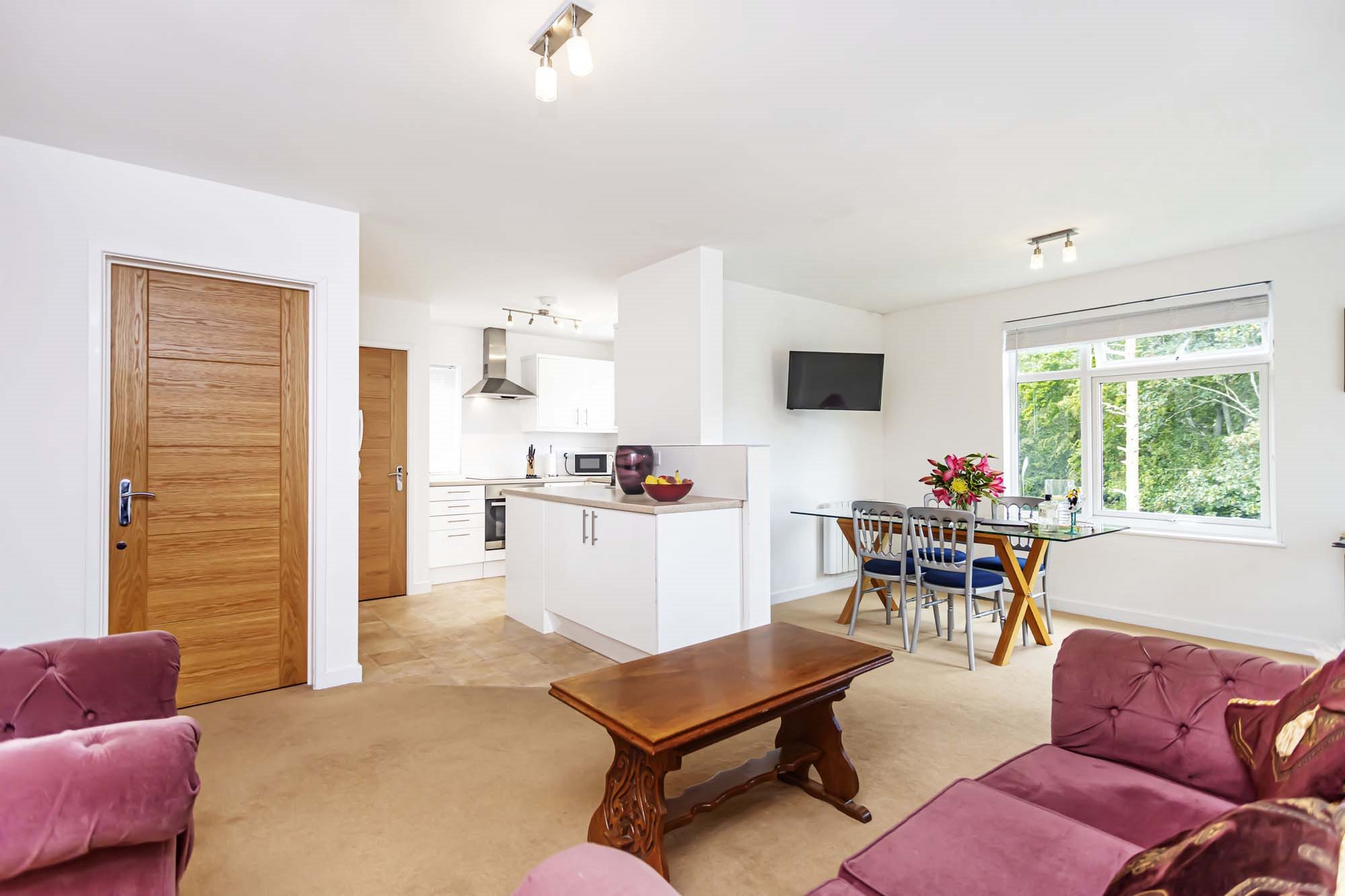 2 bed flat to rent in Rosemount Road  - Property Image 2