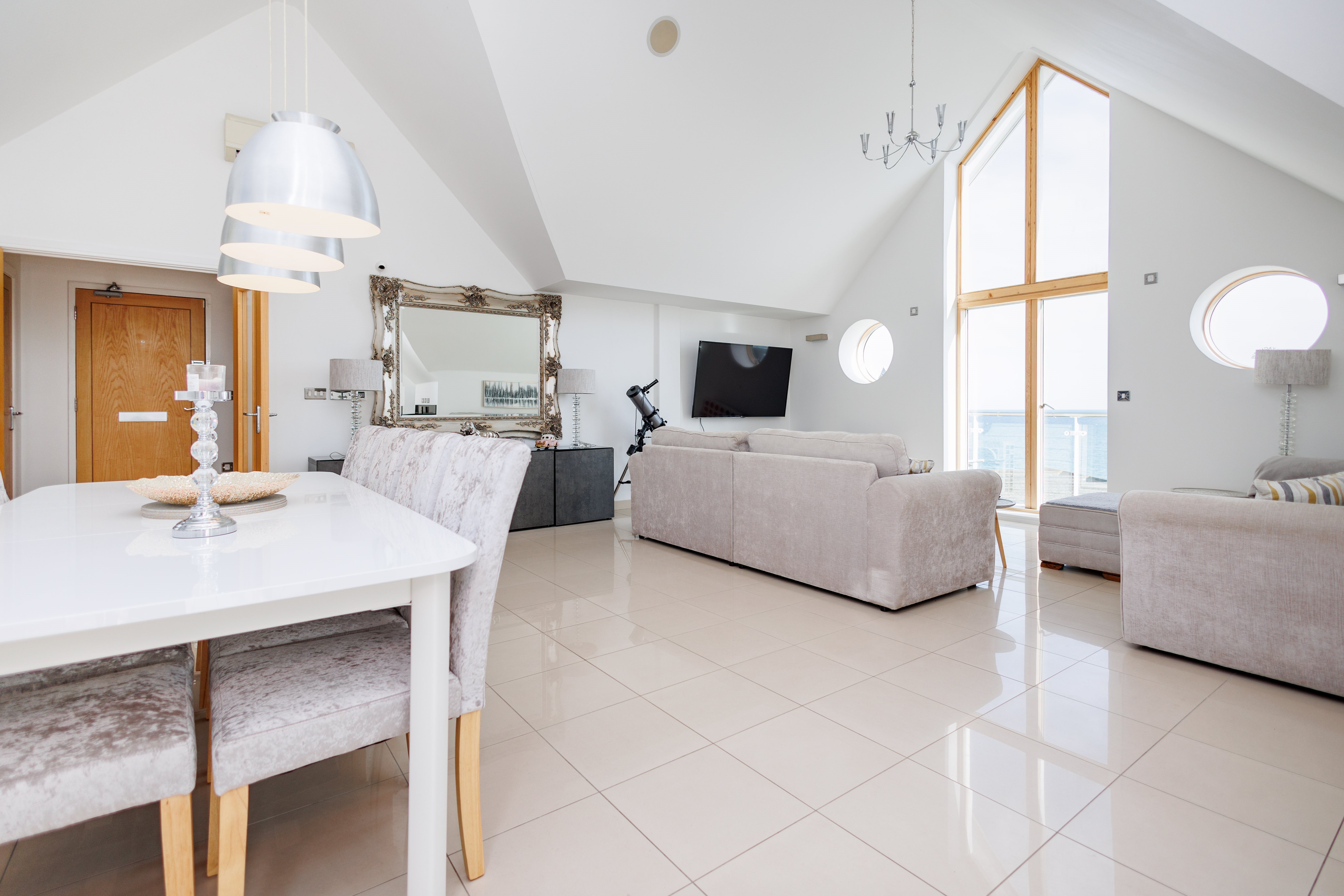 2 bed flat to rent in Honeycombe Beach, Honeycombe Chine  - Property Image 2