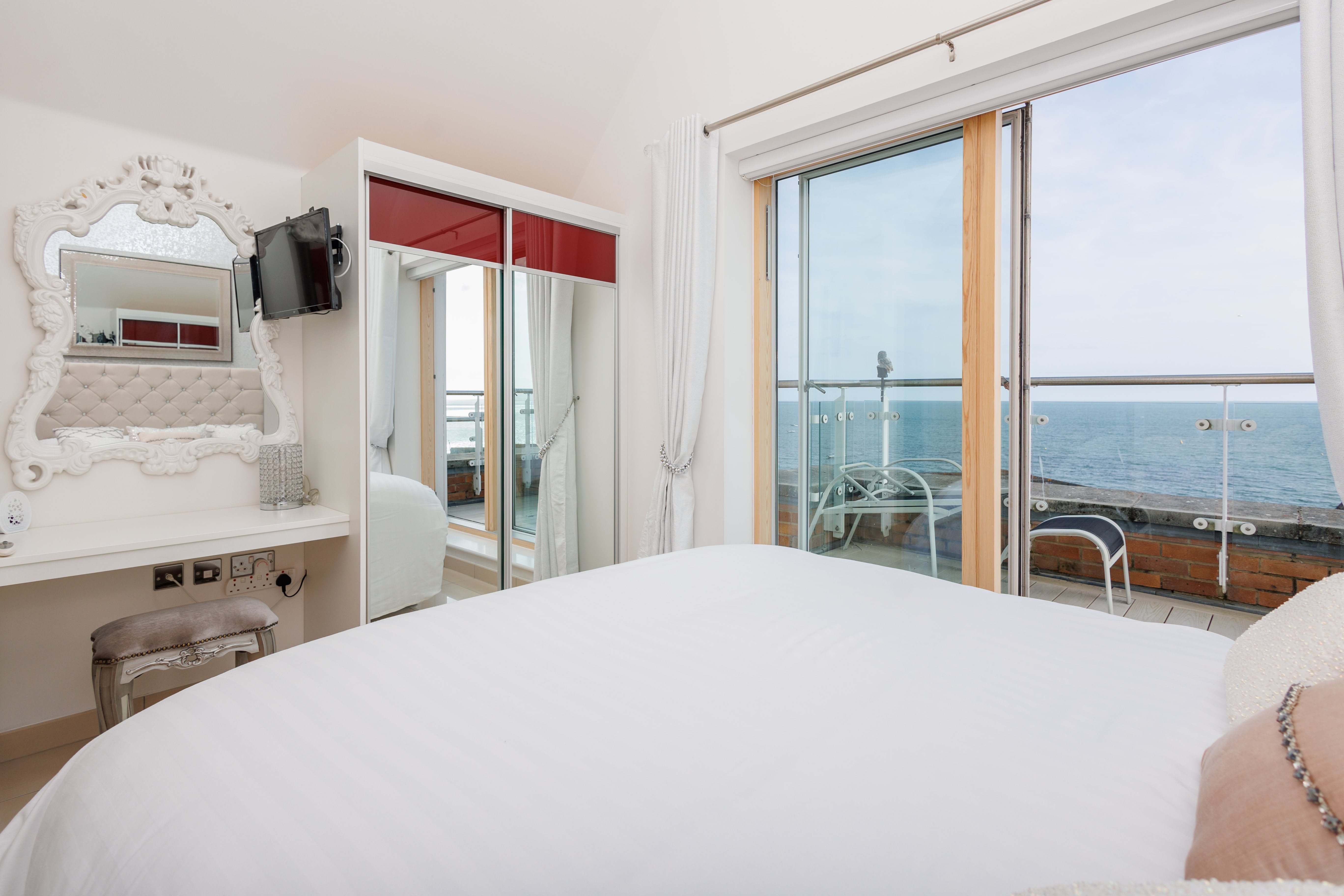 2 bed flat to rent in Honeycombe Beach, Honeycombe Chine  - Property Image 27