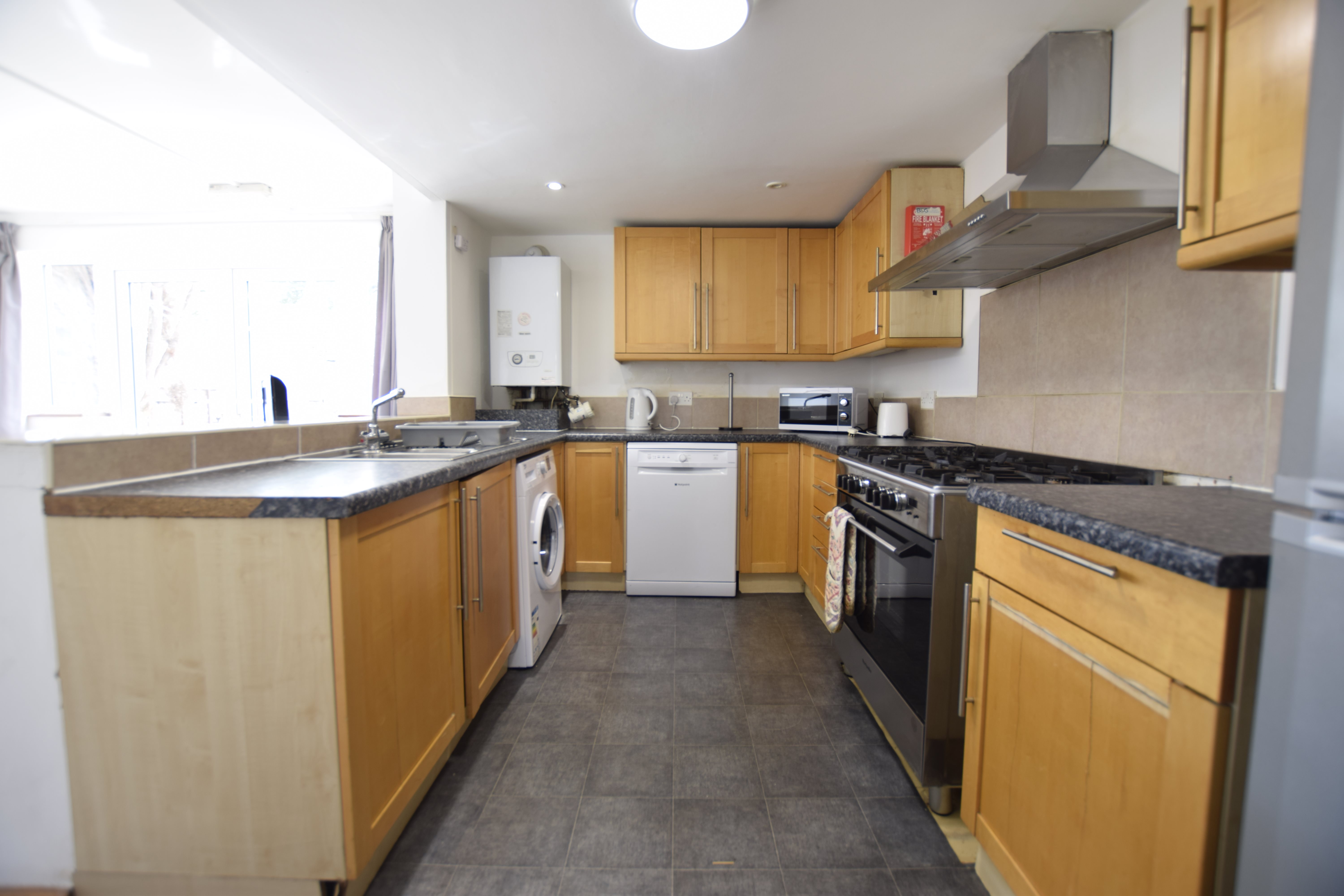 6 bed house to rent in Wycliffe Road, Bournemouth 3