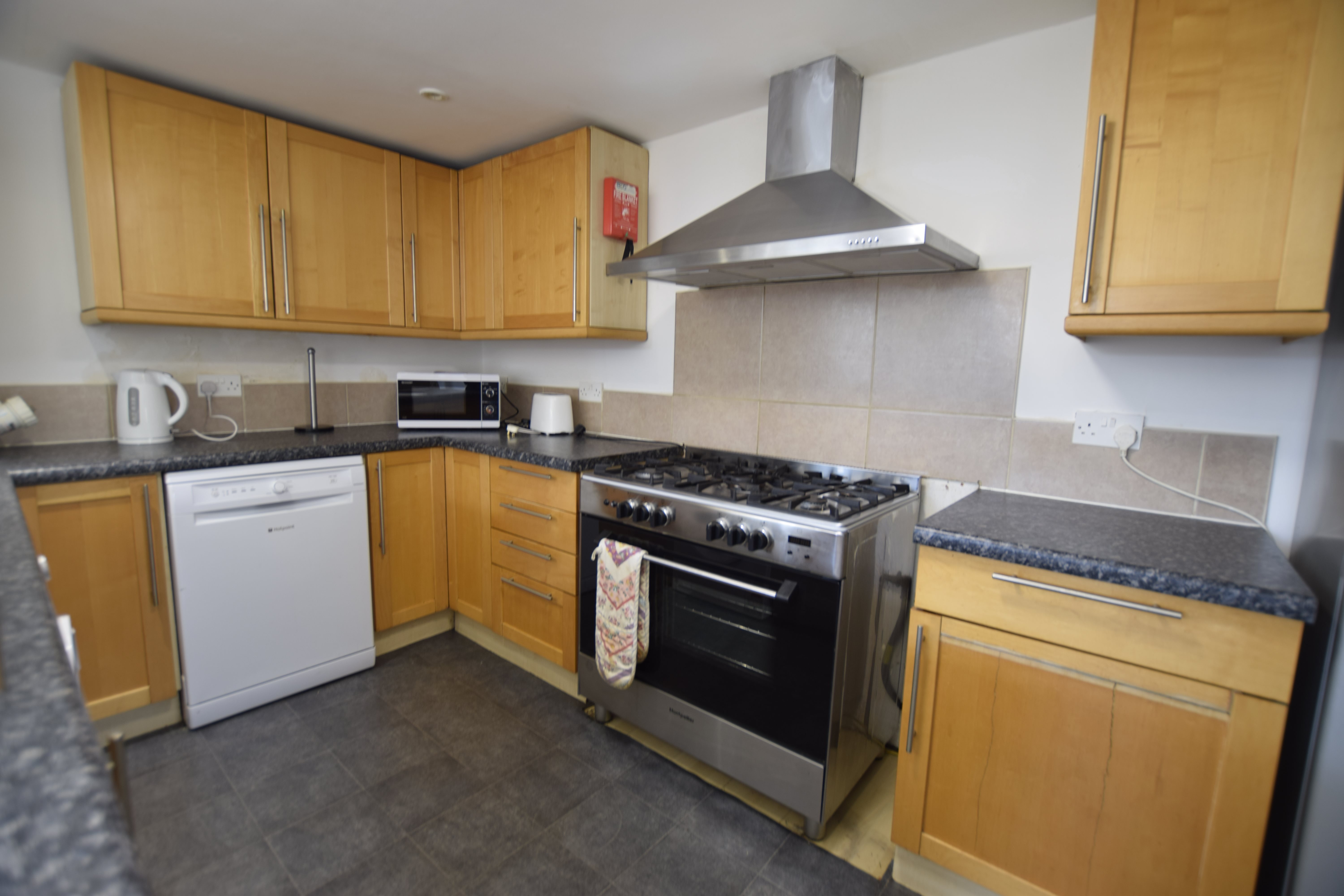 6 bed house to rent in Wycliffe Road, Bournemouth 2