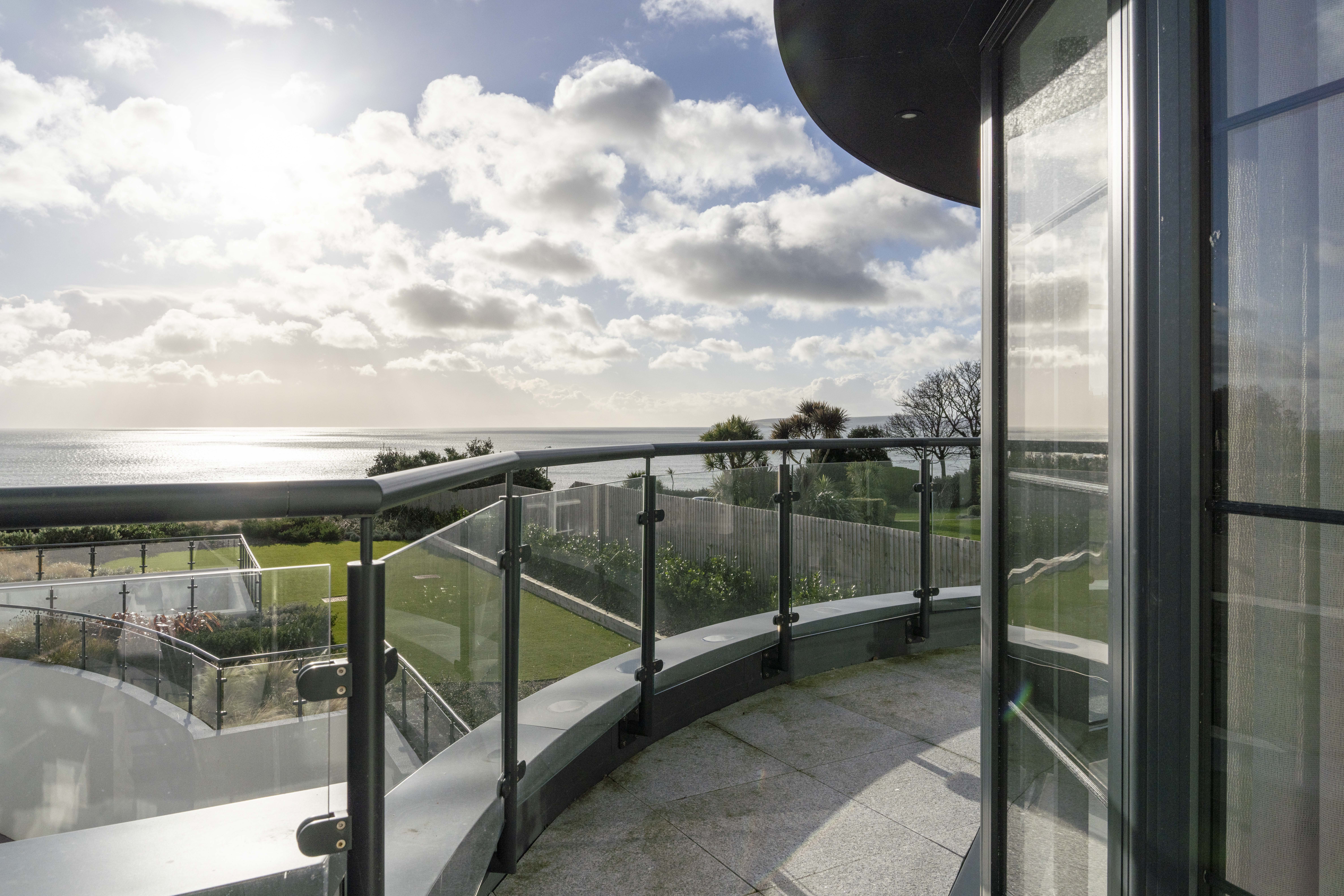 4 bed flat to rent in East Overcliff Drive, Bournemouth, BH1