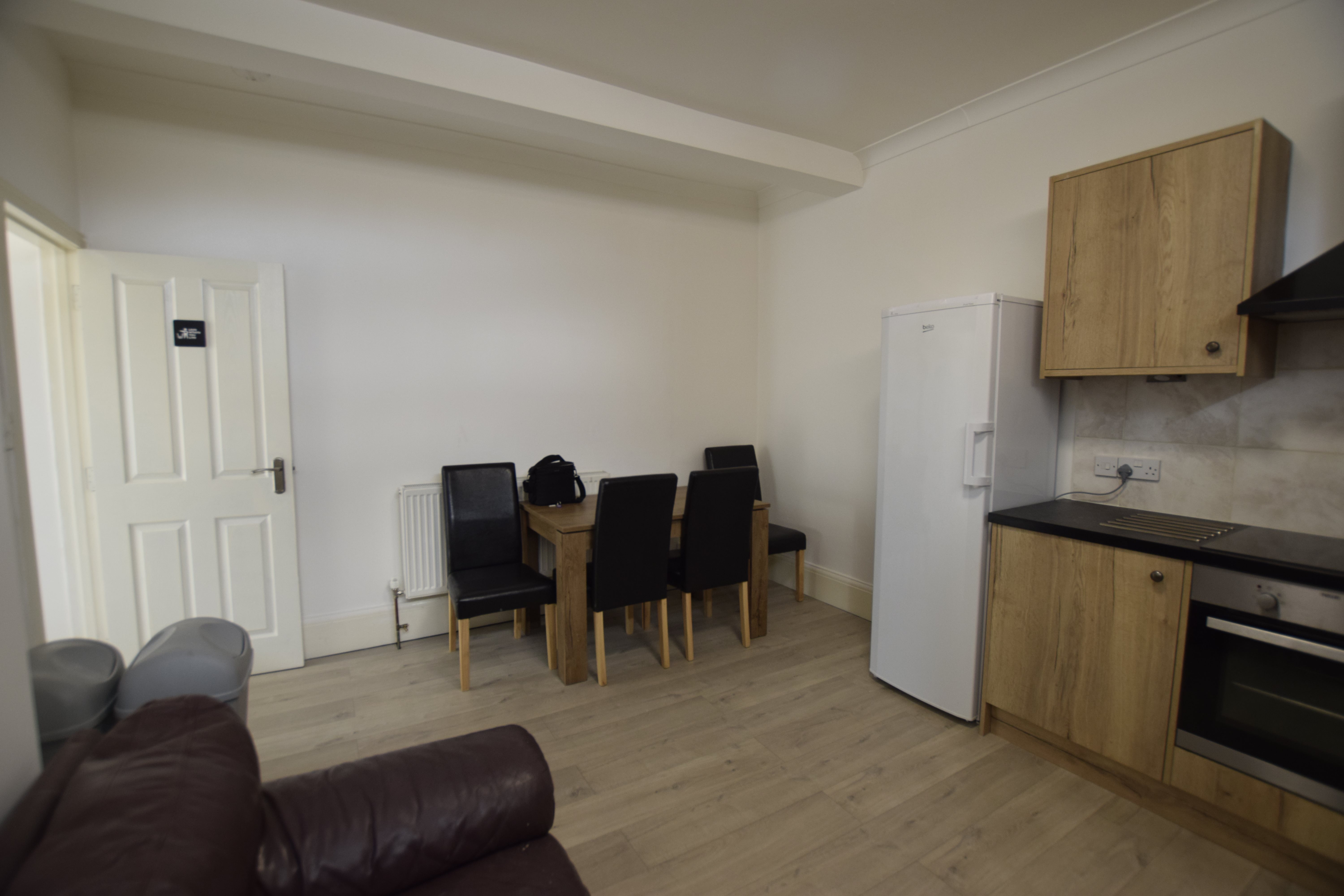 2 bed house to rent in Windham Road  - Property Image 3