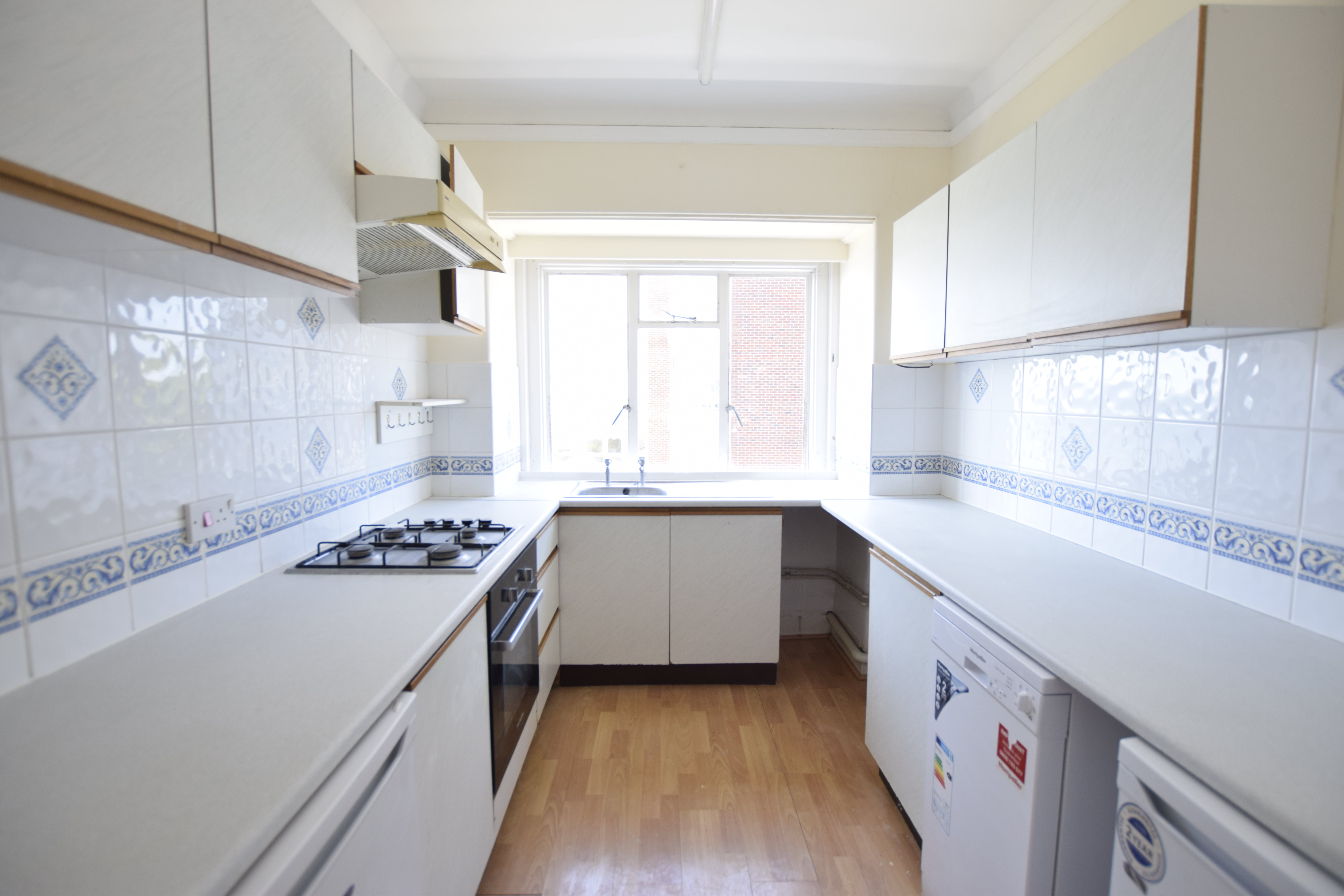 2 bed flat to rent in Grove Road, Bournemouth 1