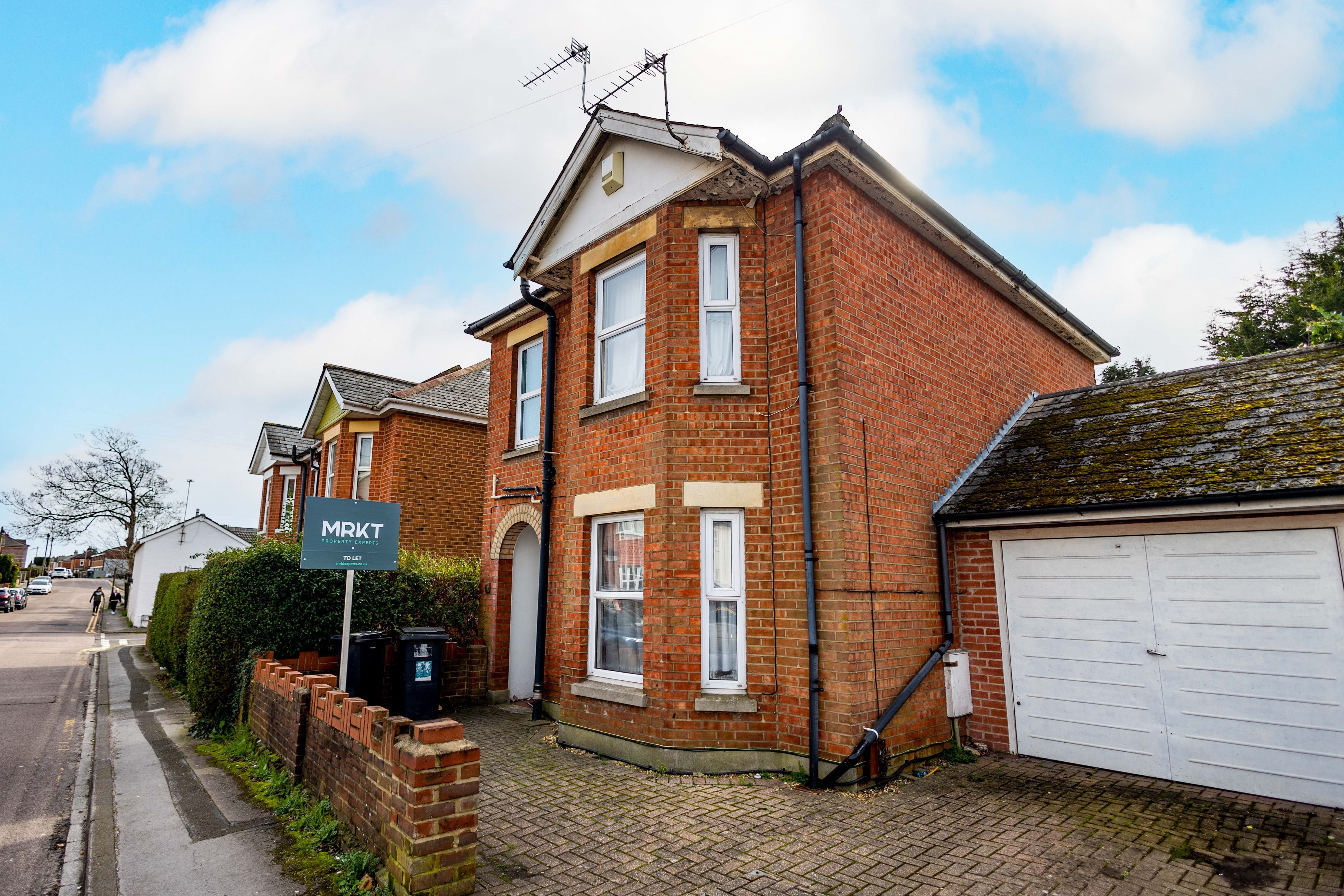 5 bed house to rent in Castle Road  - Property Image 1