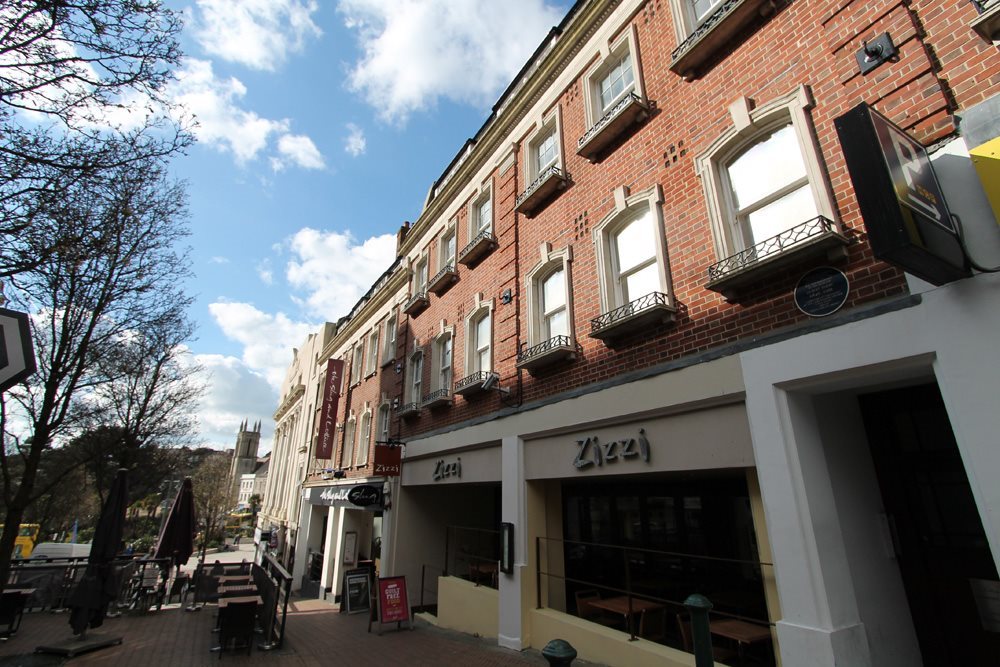 3 bed flat to rent in Richmond Hill, Bournemouth  - Property Image 1