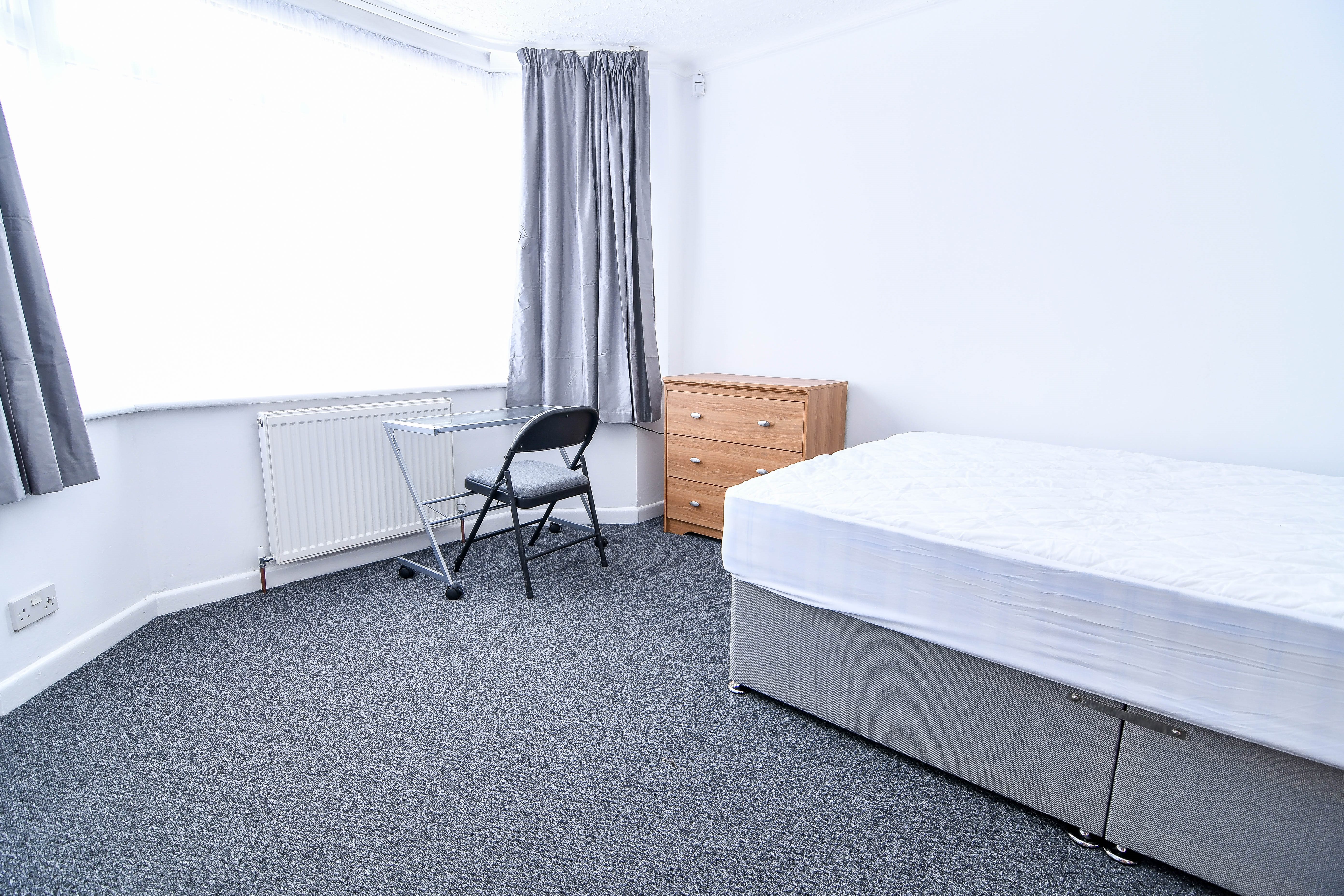 4 bed house to rent in Mossley Avenue, Poole 8