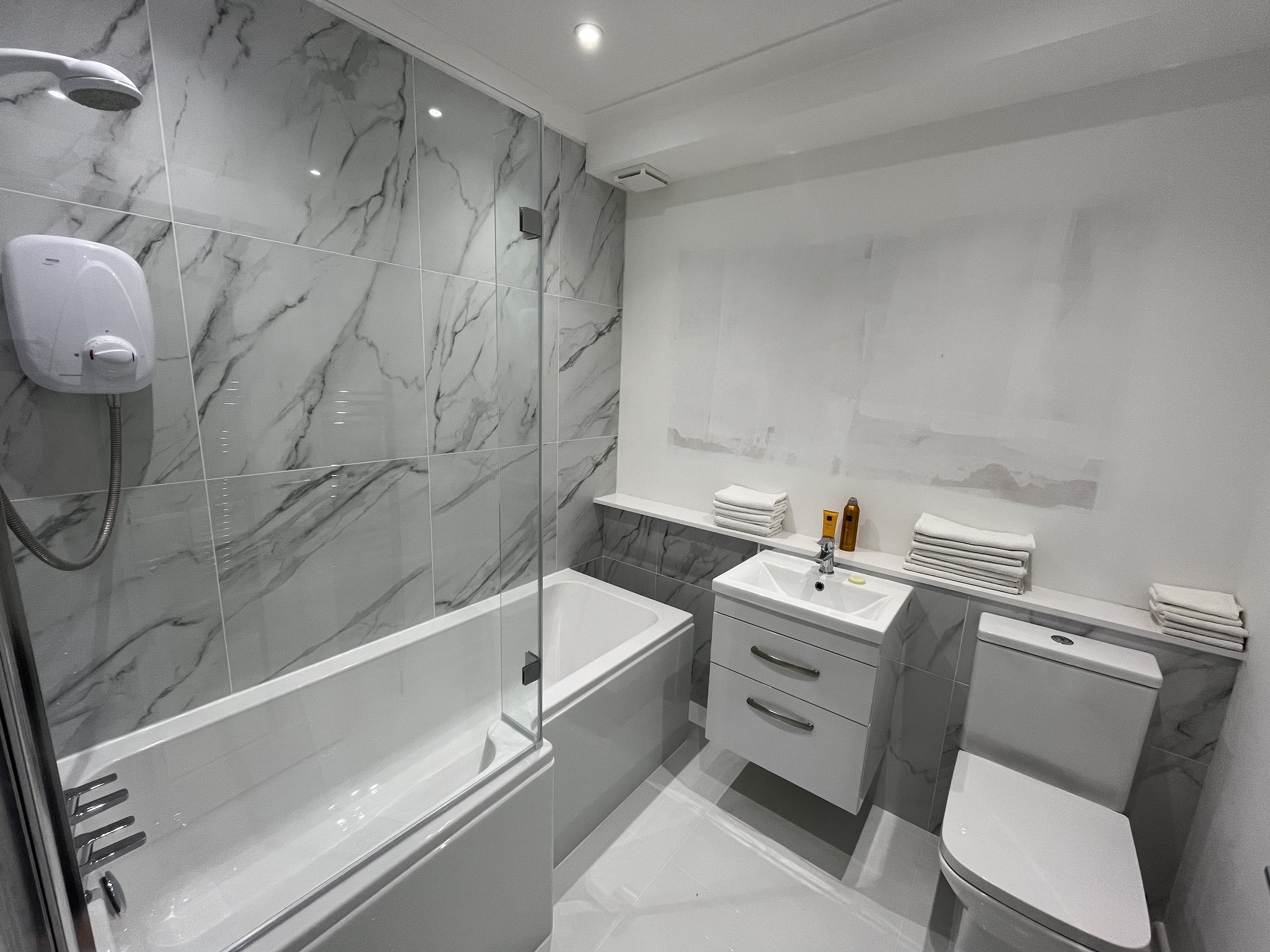 2 bed flat to rent in West Cliff Road 7