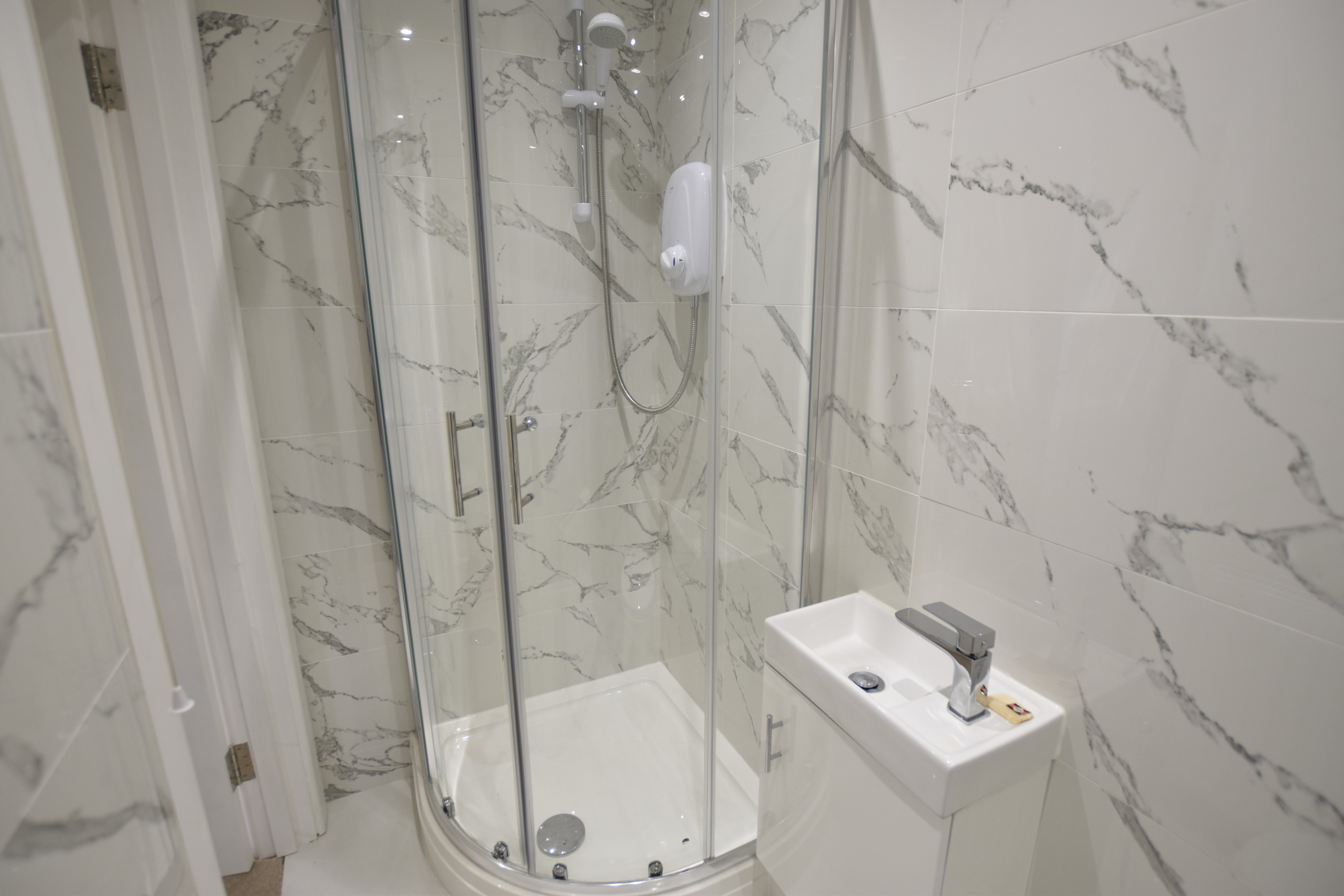 2 bed flat to rent in West Cliff Road 9