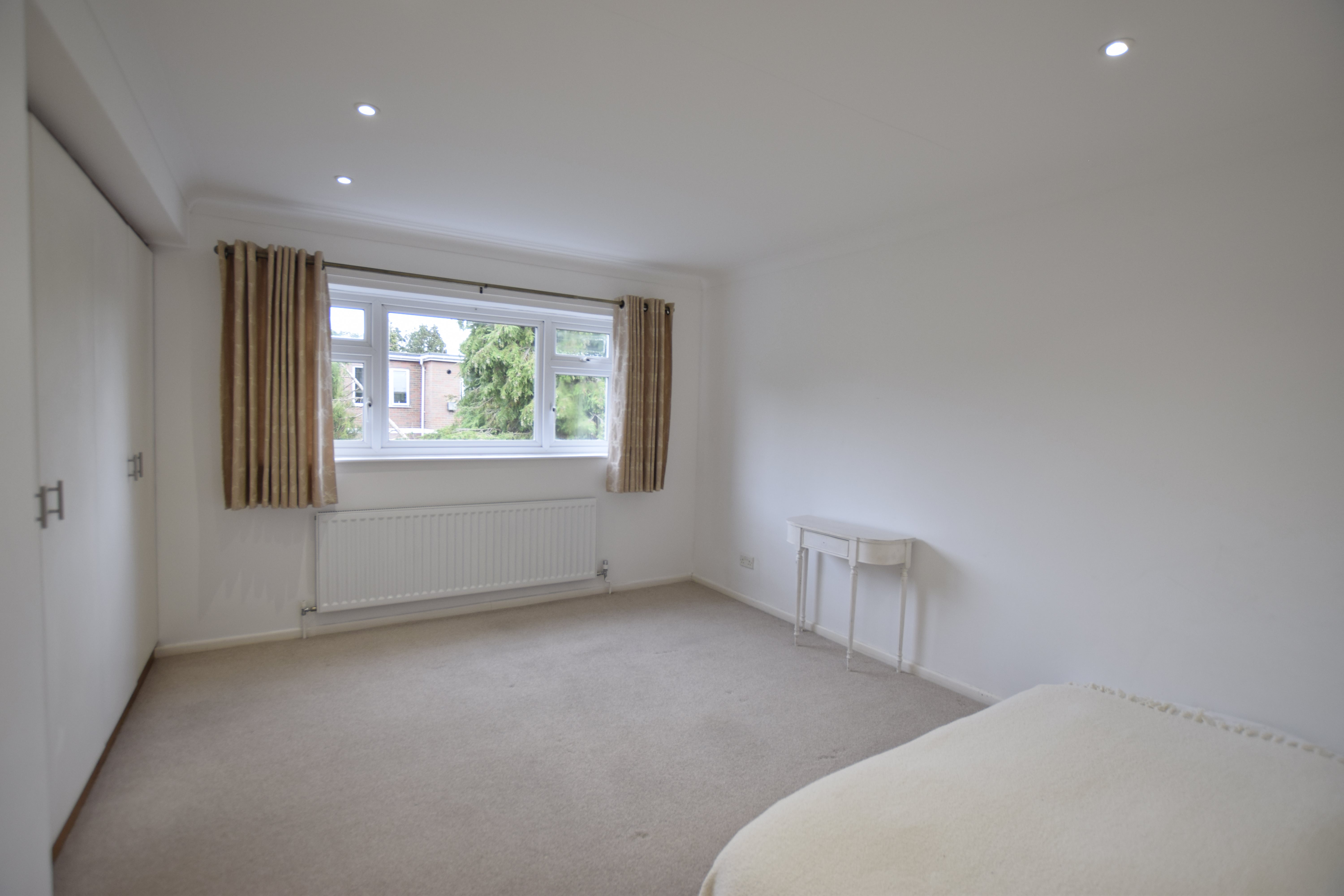 2 bed flat to rent in West Cliff Road 6