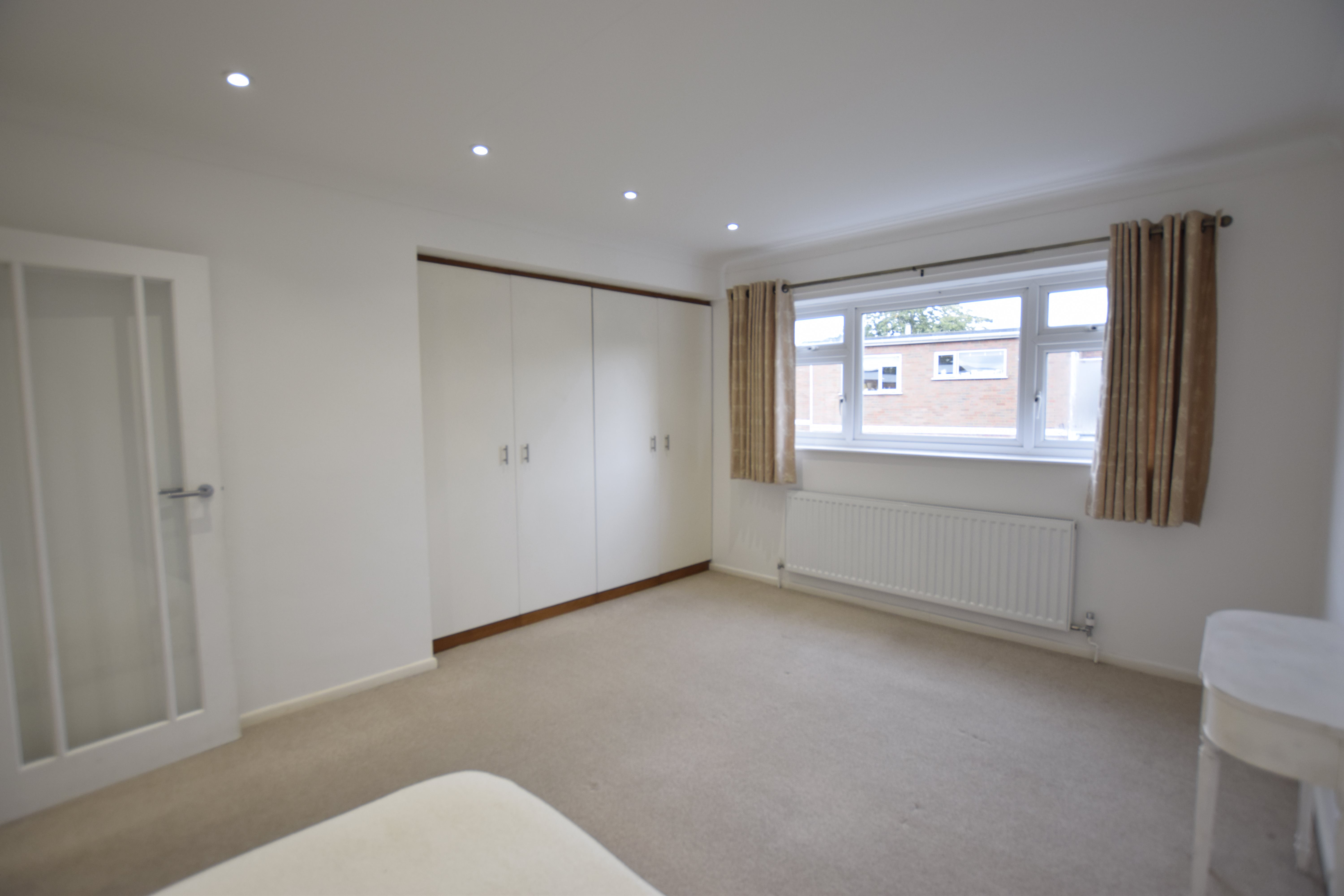 2 bed flat to rent in West Cliff Road 8