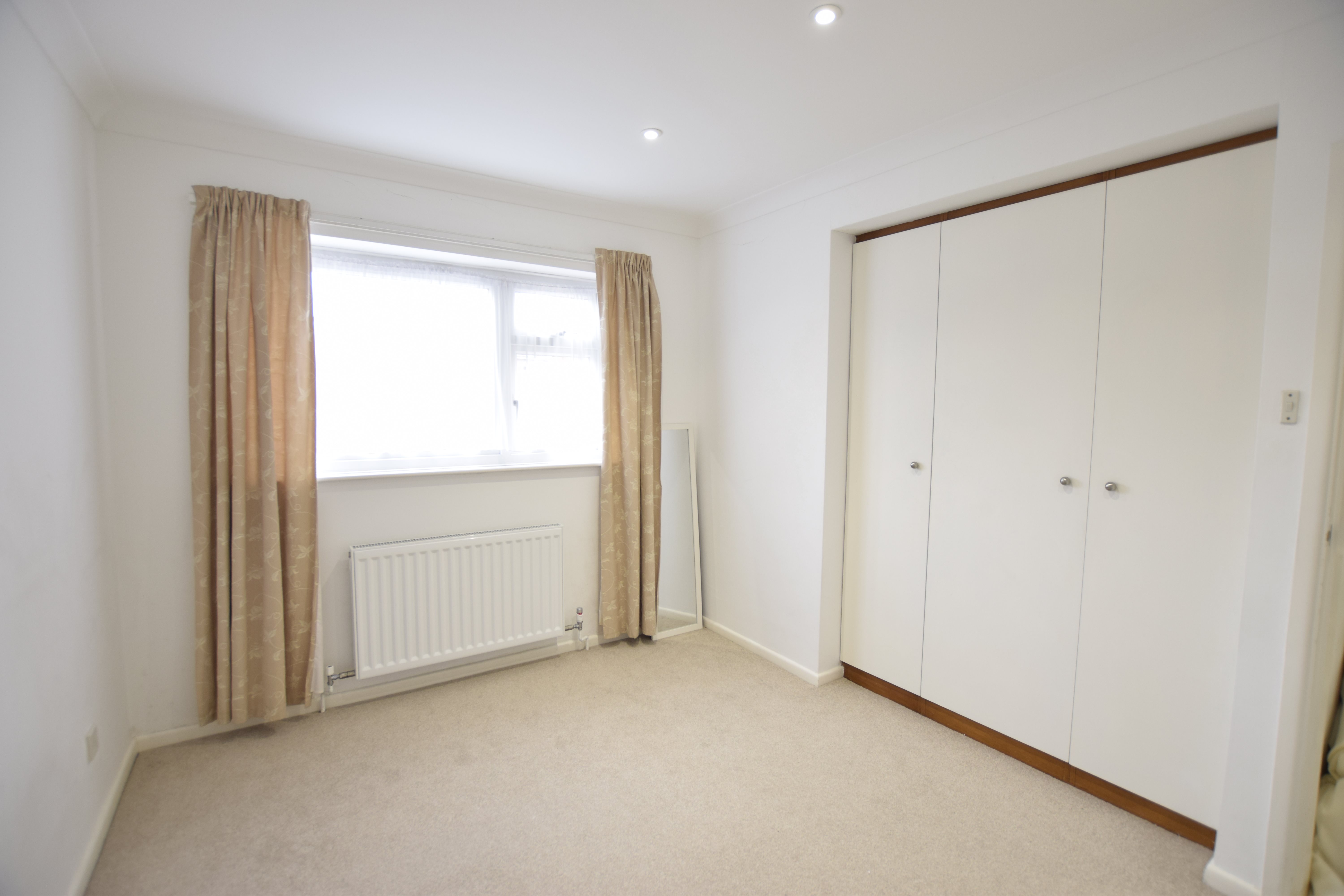 2 bed flat to rent in West Cliff Road 11