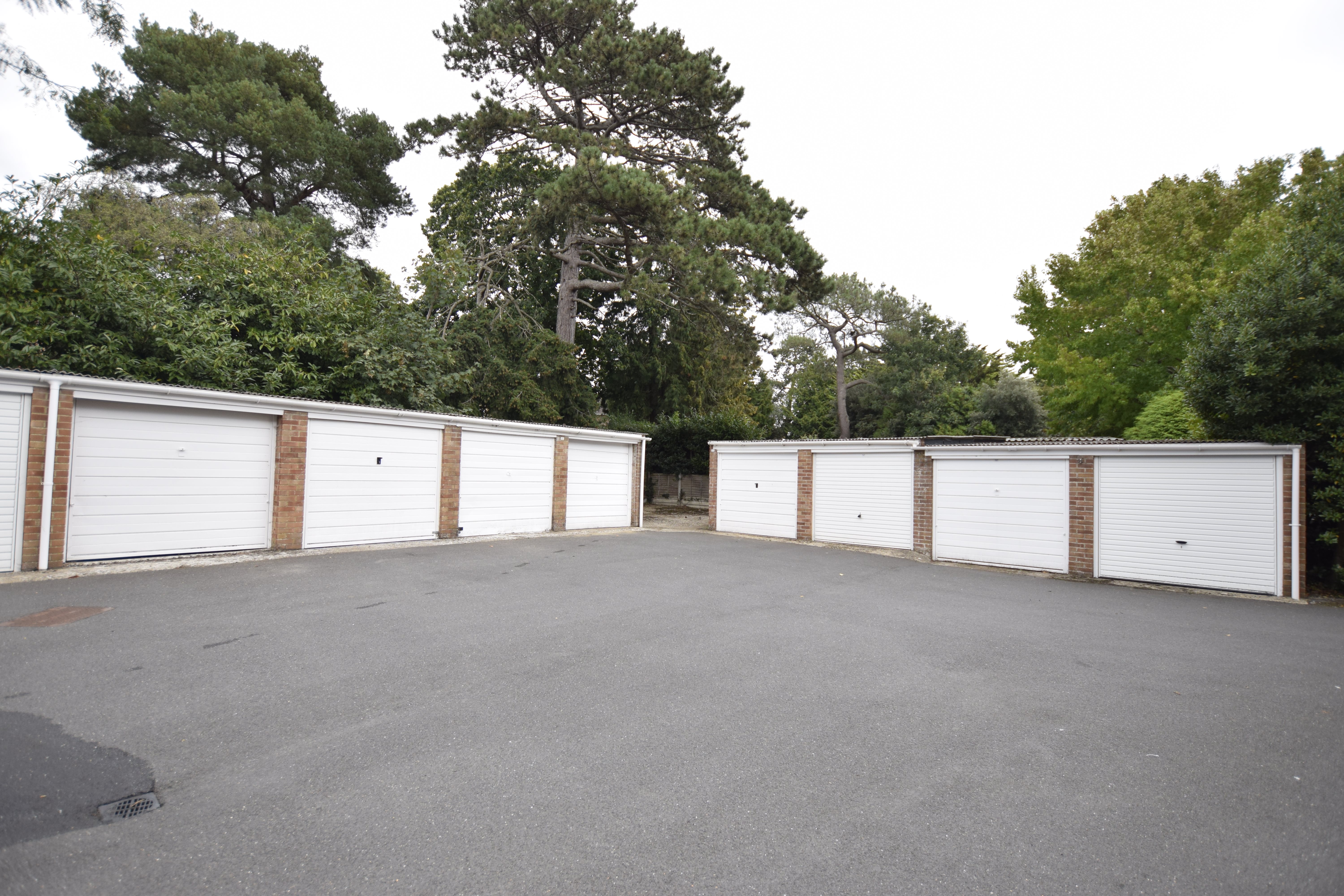 2 bed flat to rent in West Cliff Road 13