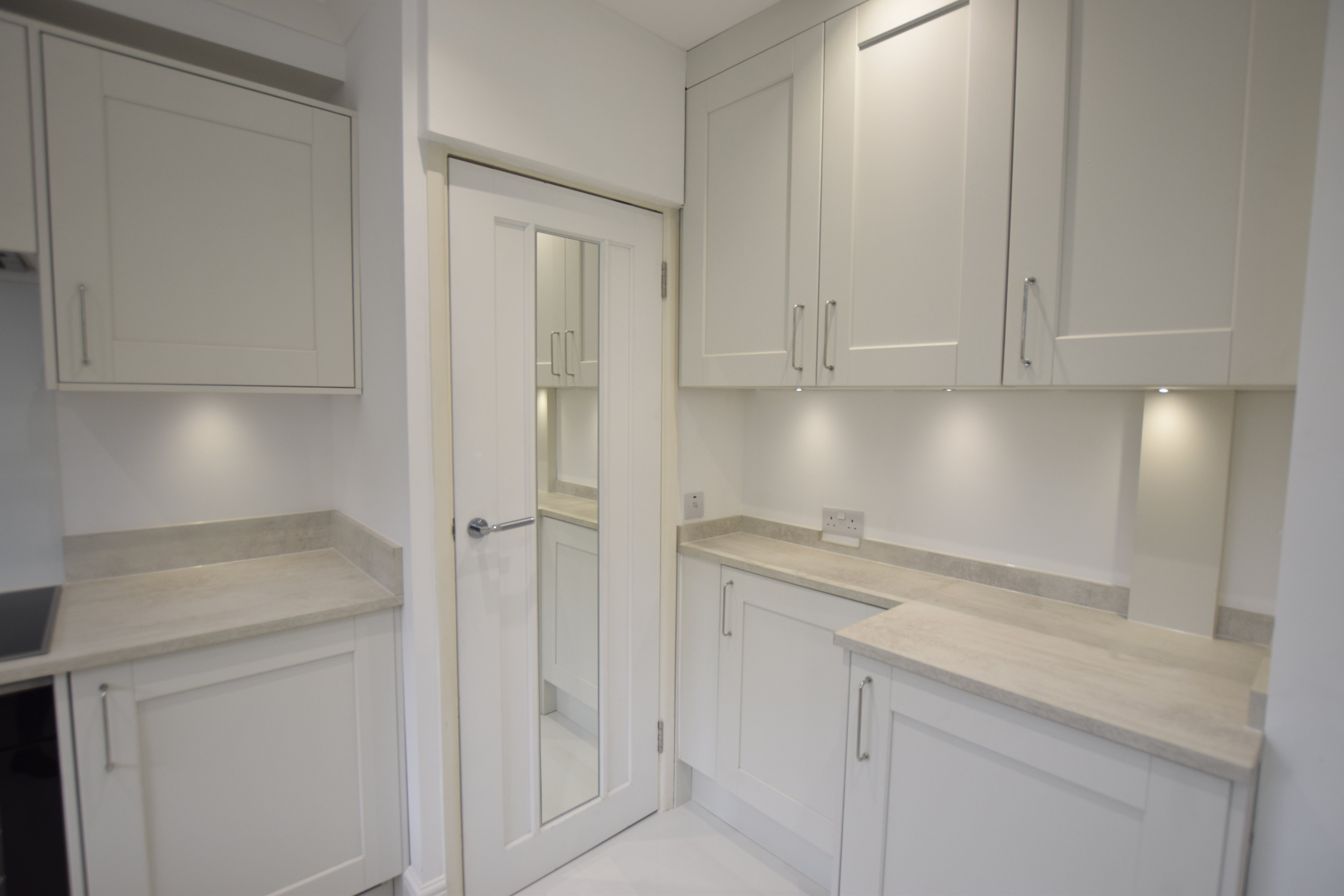 2 bed flat to rent in West Cliff Road 1