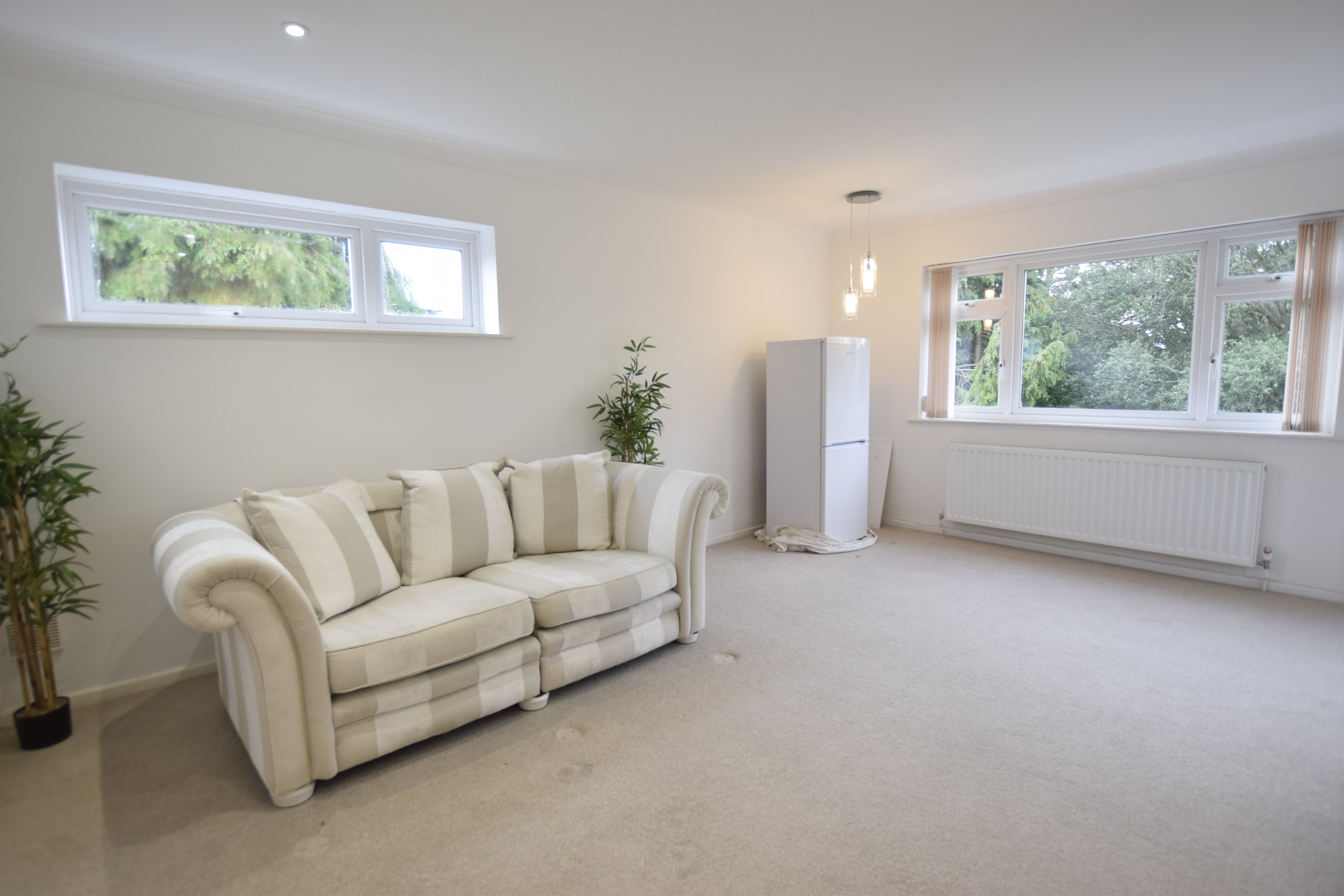 2 bed flat to rent in West Cliff Road 5