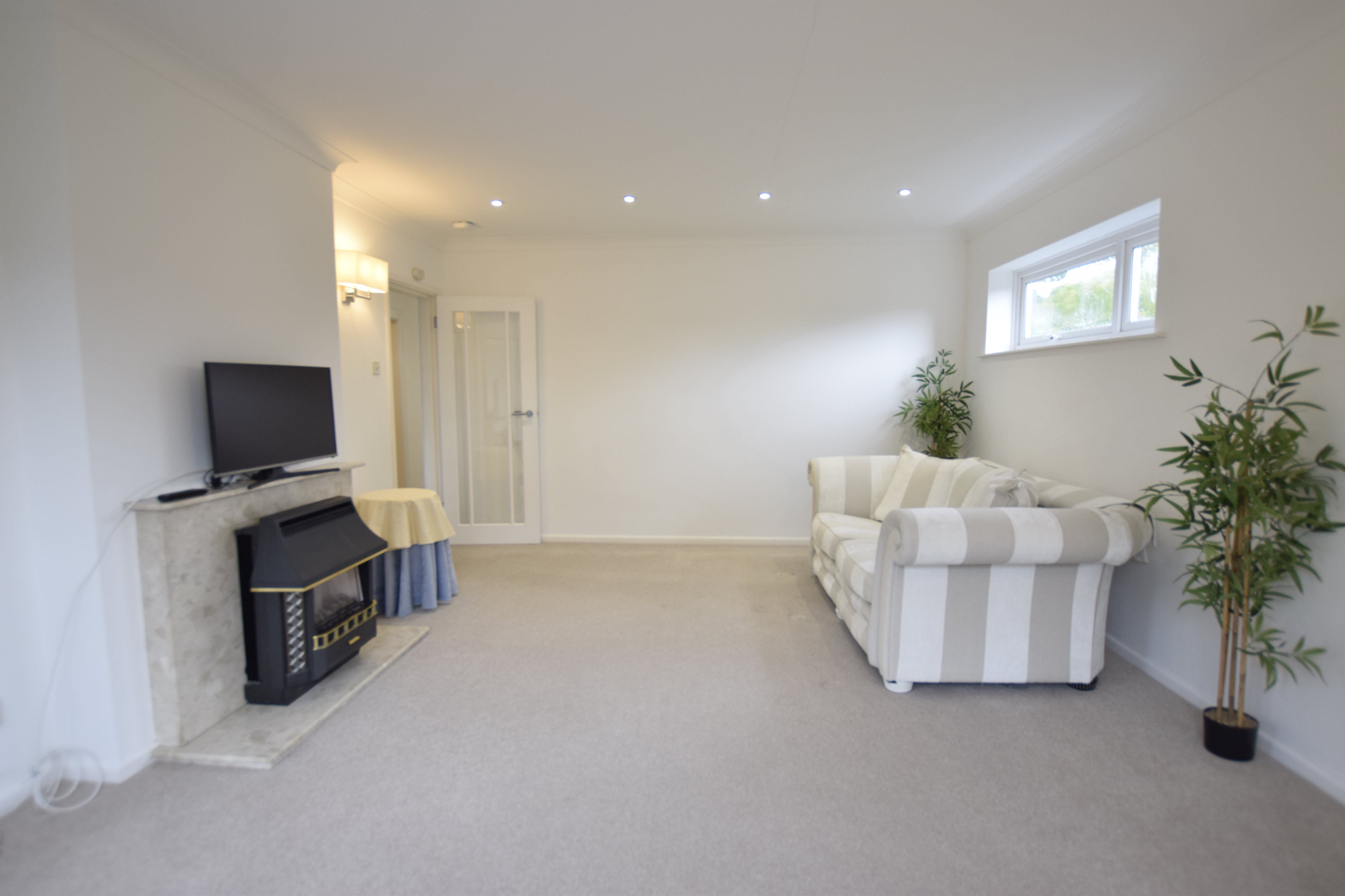 2 bed flat to rent in West Cliff Road 4