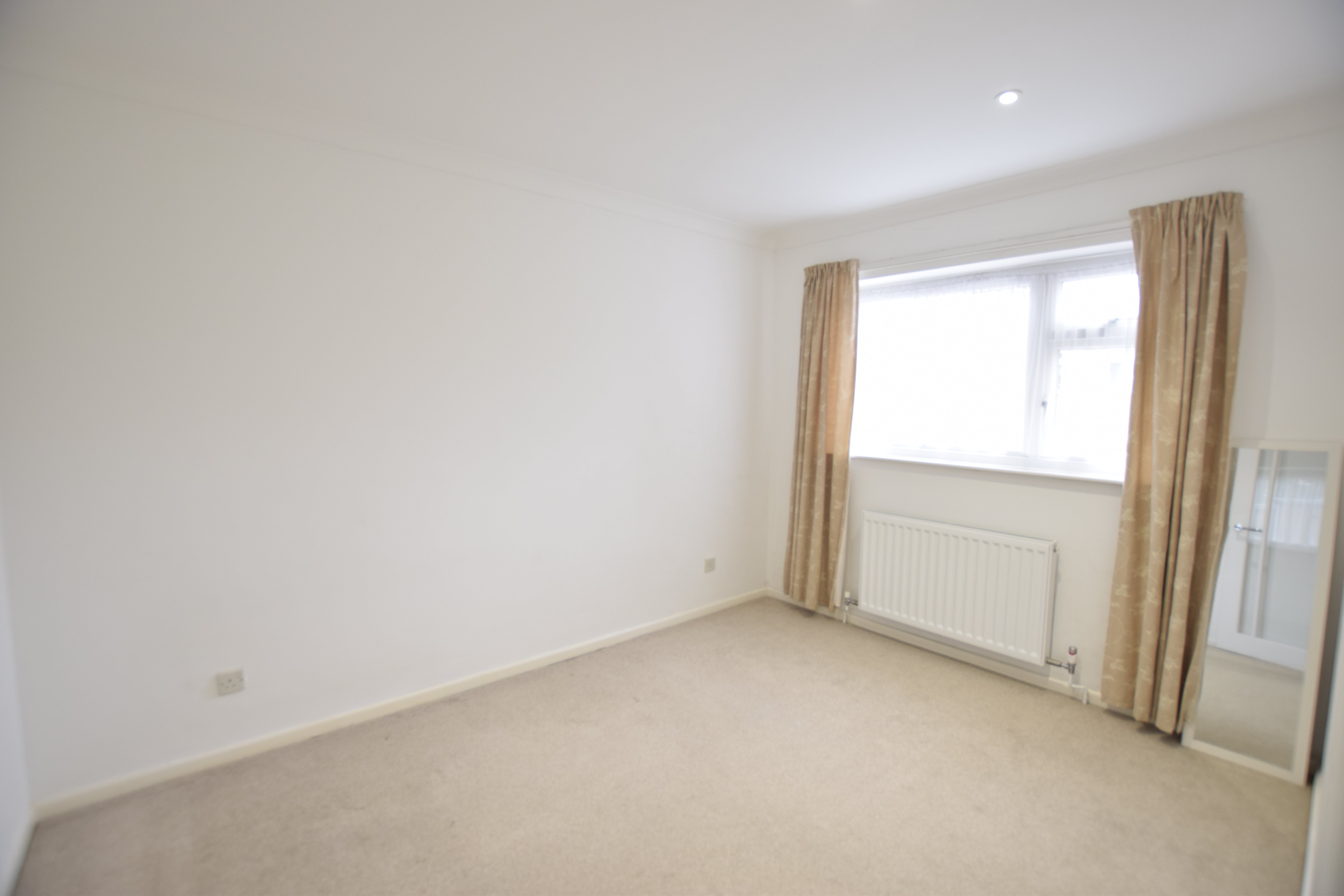 2 bed flat to rent in West Cliff Road  - Property Image 13