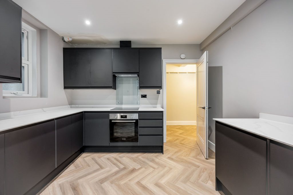 4 bed flat to rent in Richmond Hill, Bournemouth 2