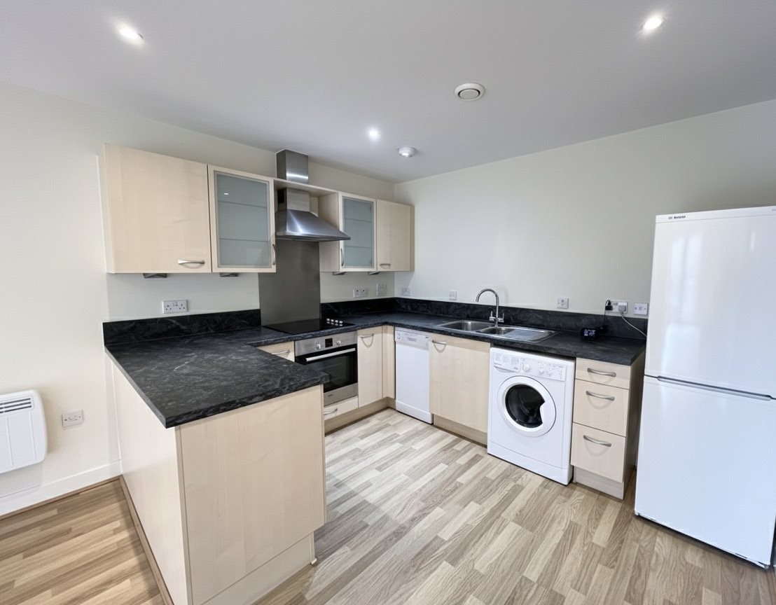 2 bed flat to rent in Commercial Road, Bournemouth 1