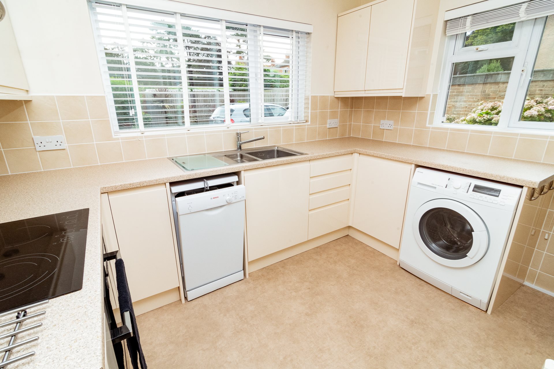 2 bed flat to rent in Grosvenor Road, Bournemouth 2