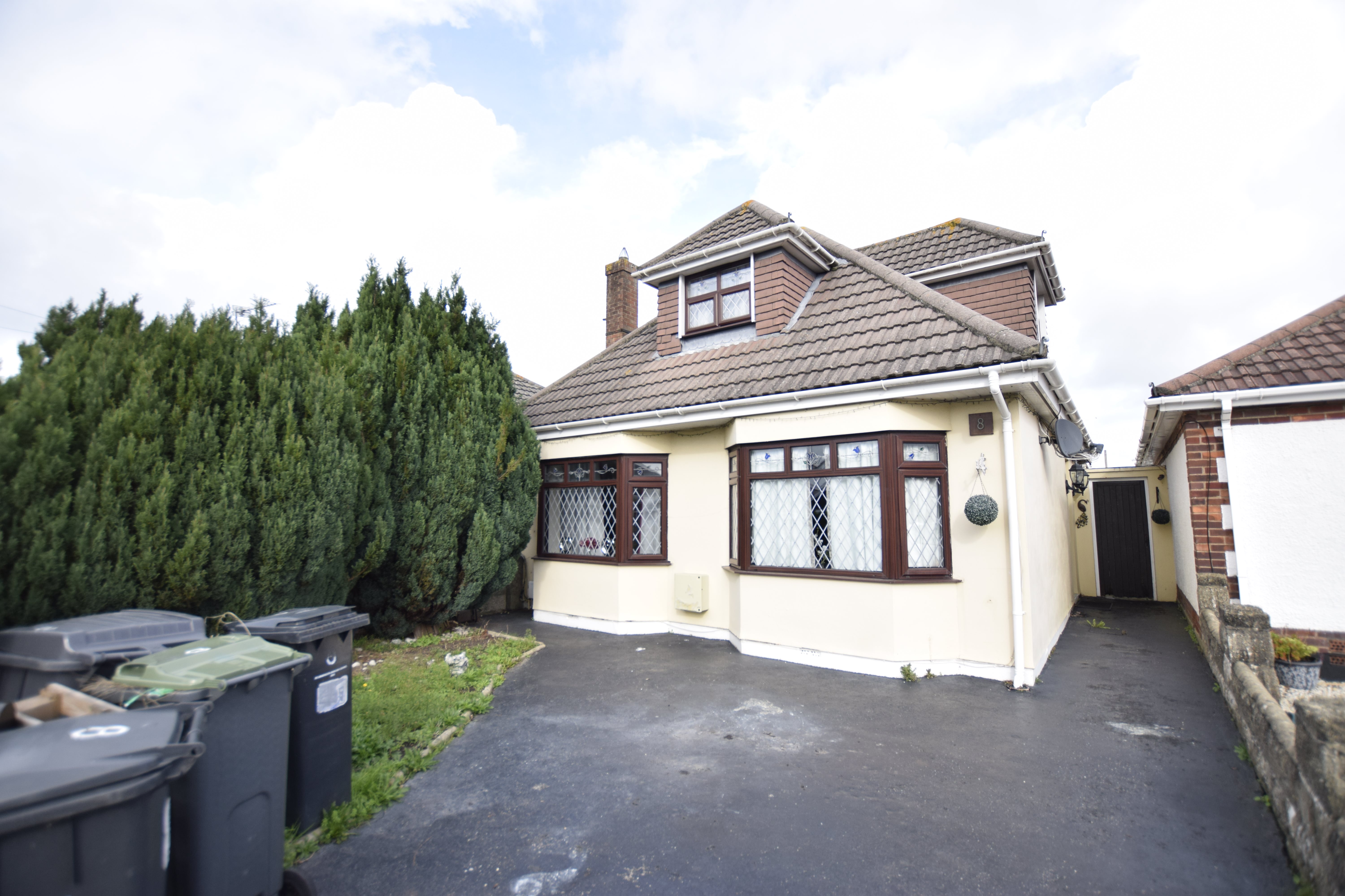 5 bed bungalow to rent in Bascott Road, Bournemouth  - Property Image 1