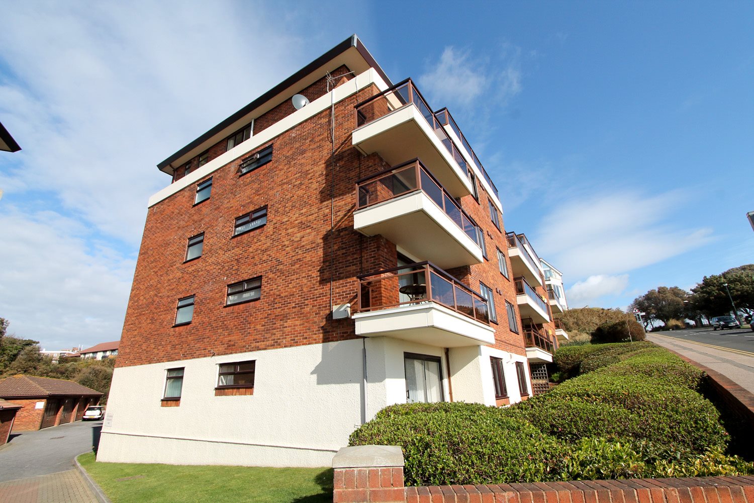 2 bed flat to rent in The Marina, Bournemouth, BH5