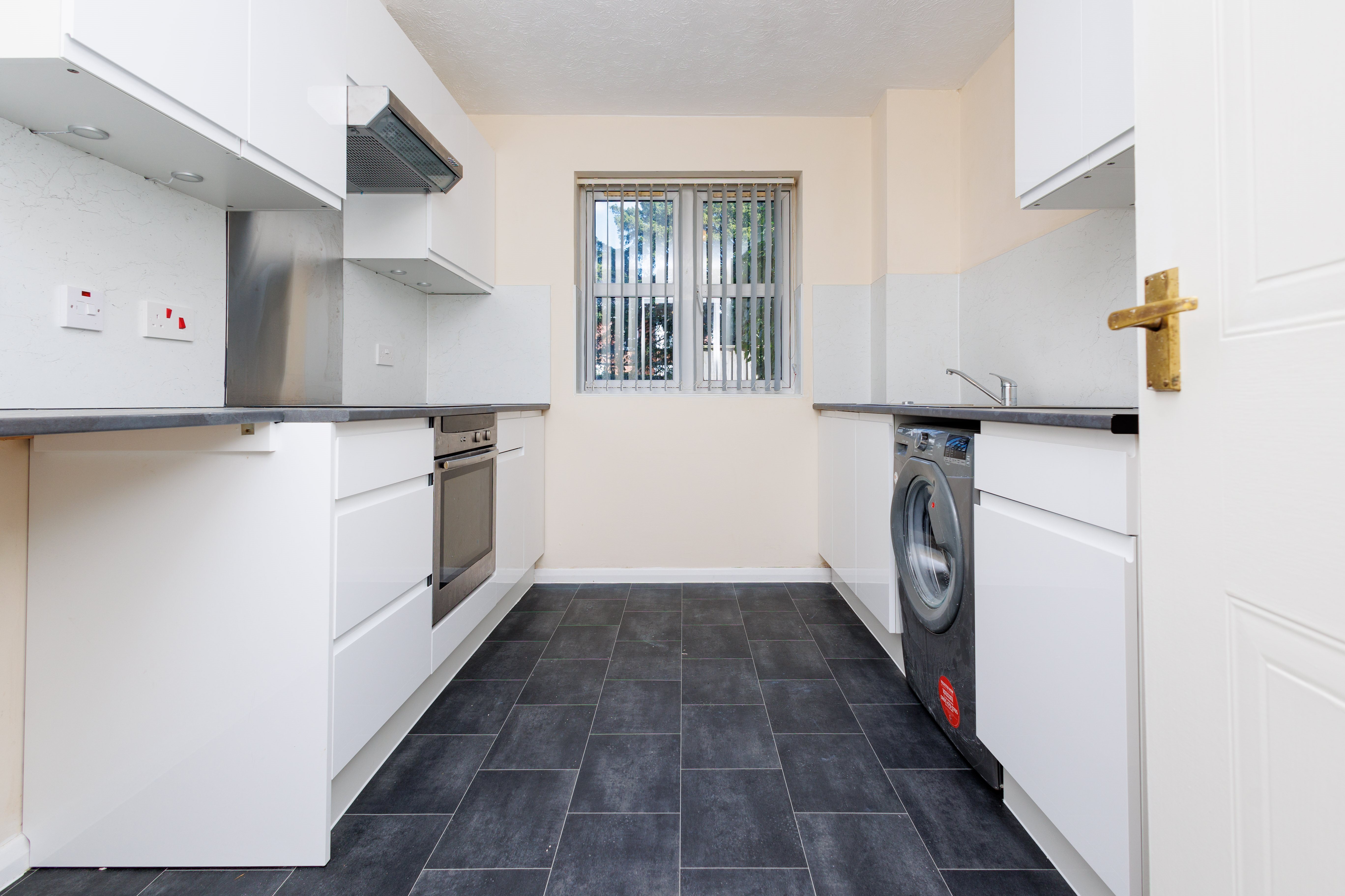2 bed flat for sale in St Johns Road, Bournemouth  - Property Image 2