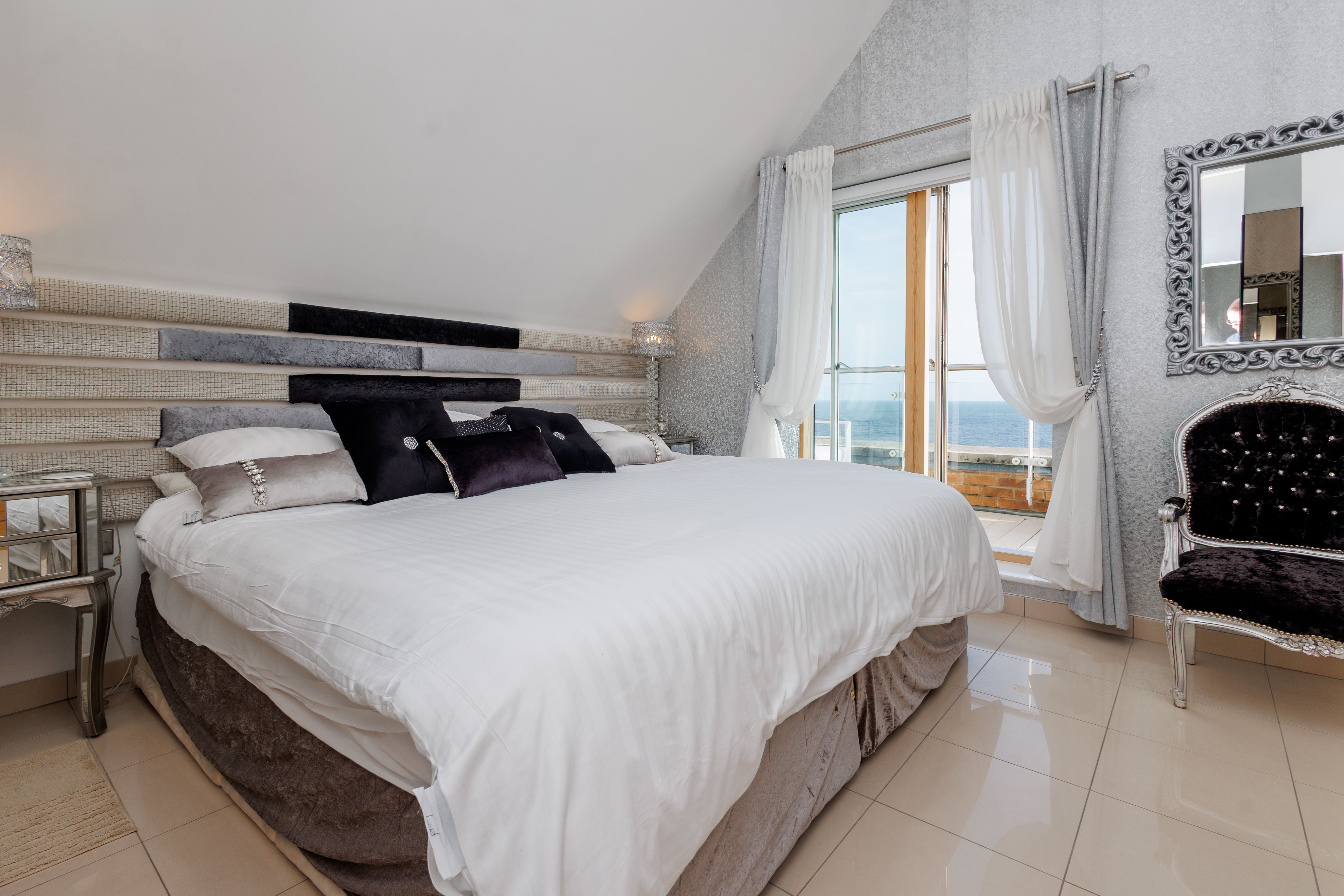 2 bed flat for sale in Honeycombe Beach, Honeycombe Chine 18