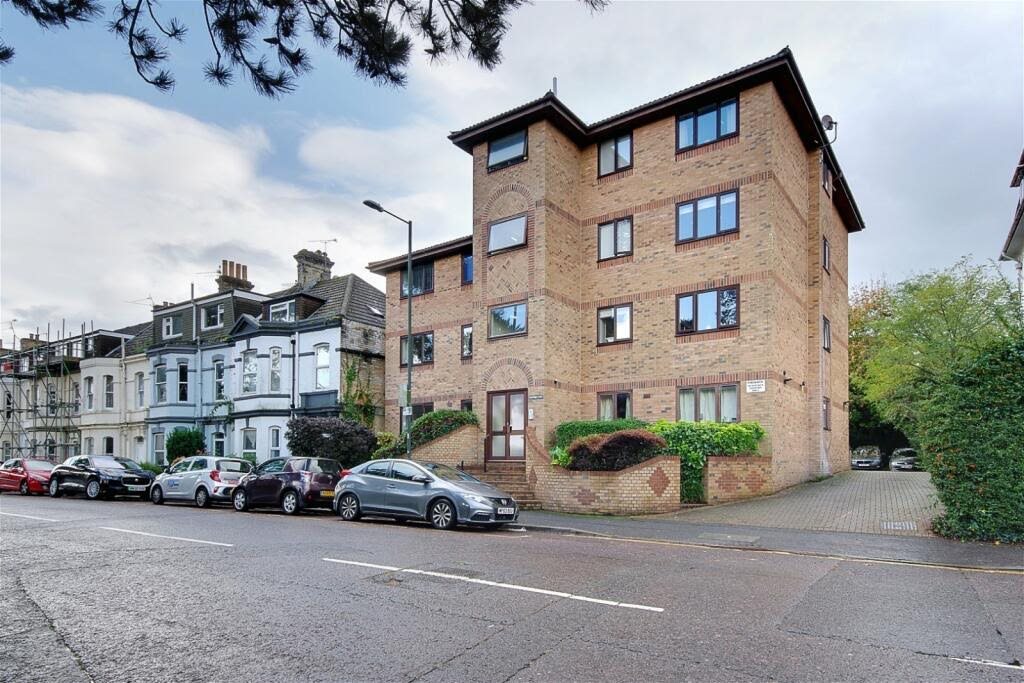 2 bed flat for sale in Suffolk Road  - Property Image 1