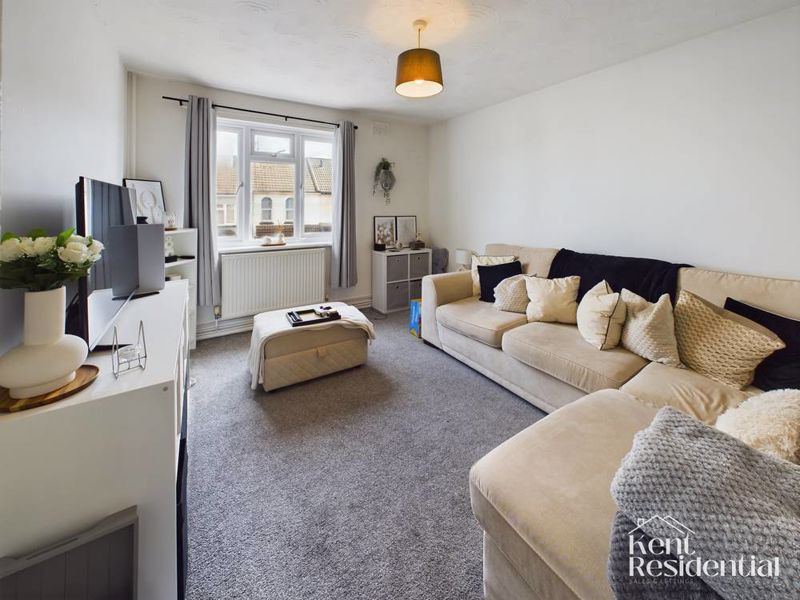2 bed flat to rent in Alton Mews, Gillingham  - Property Image 2