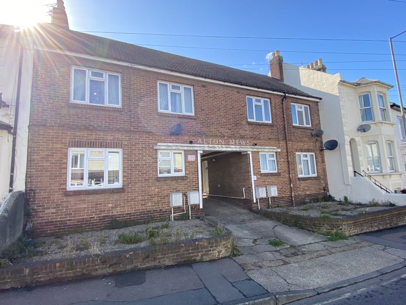 2 bed flat to rent in Alton Mews, Gillingham  - Property Image 1