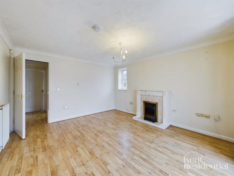 3 bed flat to rent in Goldcrest Drive, Chatham  - Property Image 9